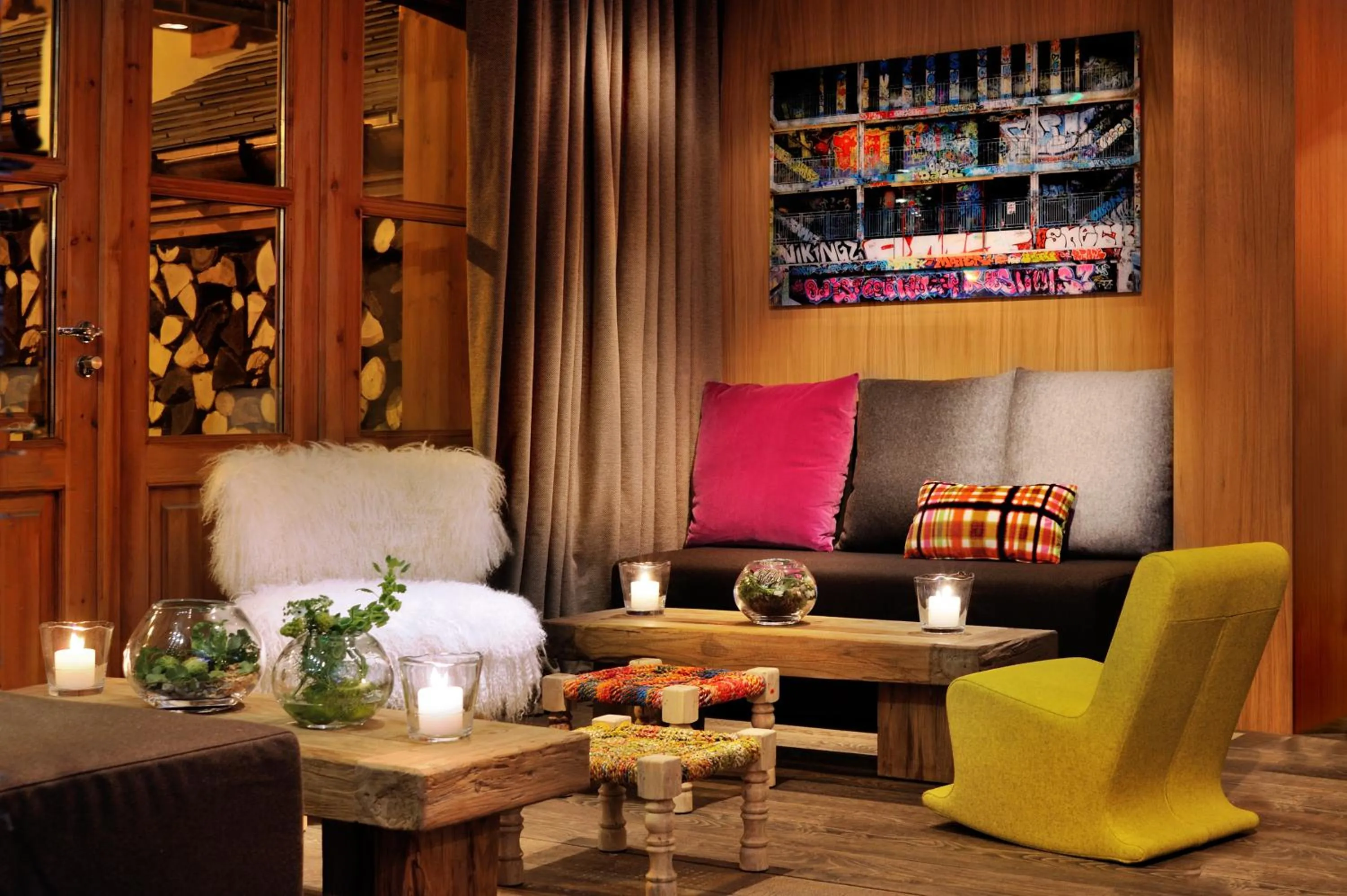 Communal lounge/ TV room in Hotel Le Savoy