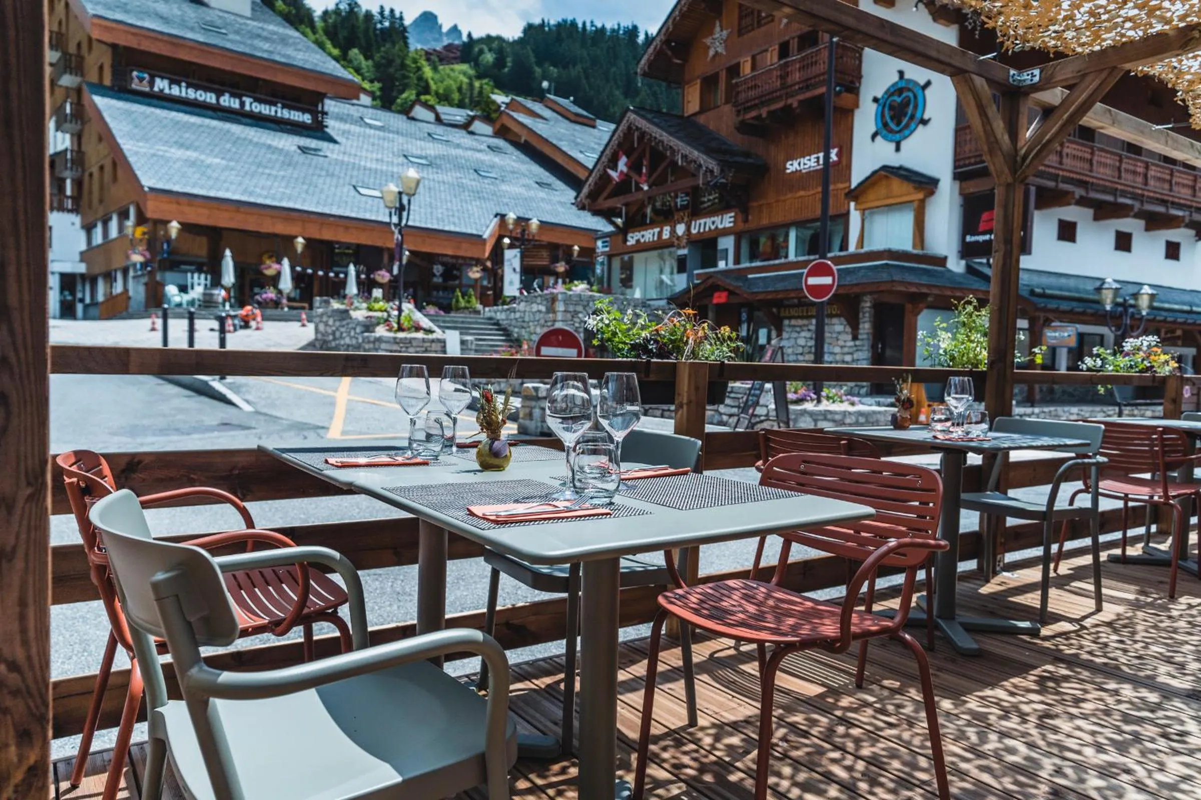 Restaurant/places to eat in Hotel Le Savoy