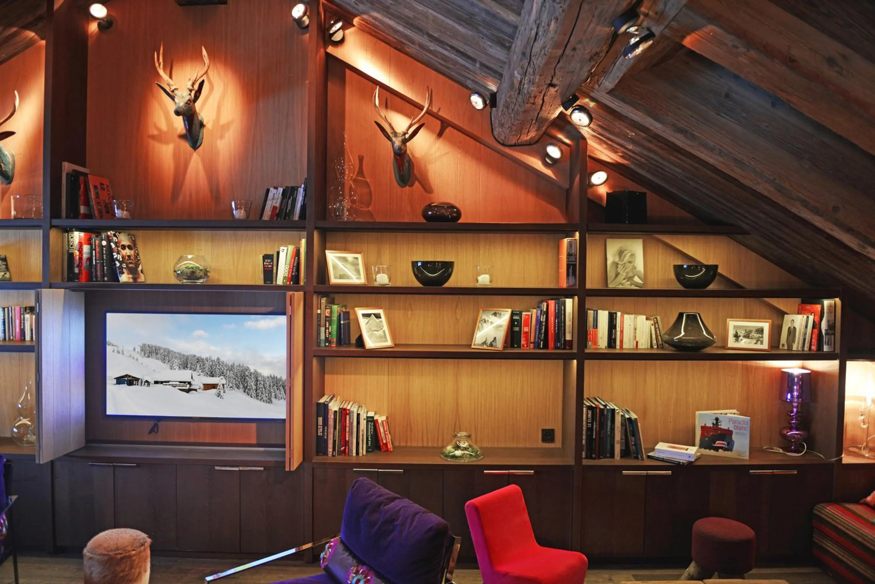 Communal lounge/ TV room in Hotel Le Savoy