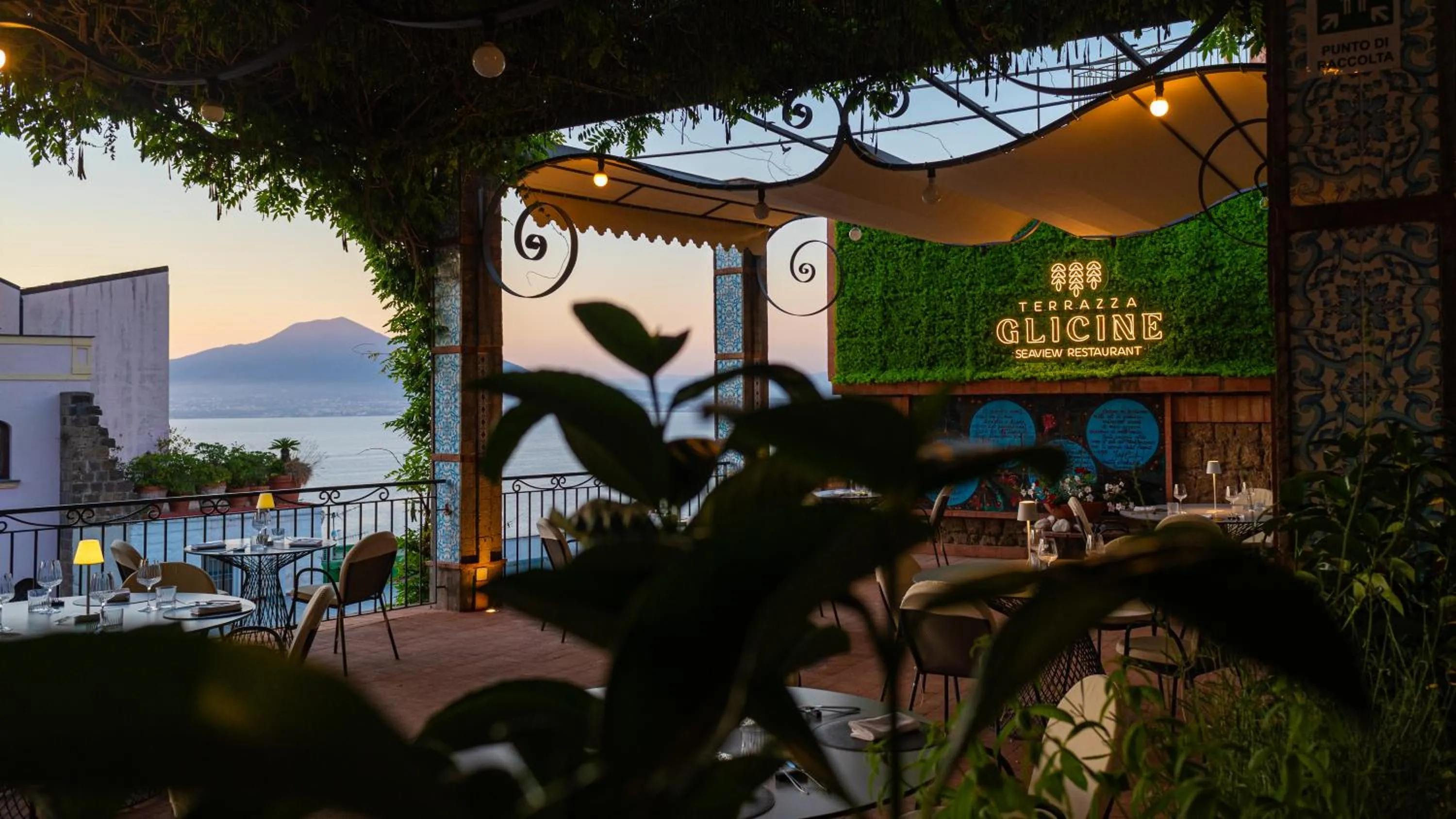 Restaurant/places to eat in Aequa Hotel