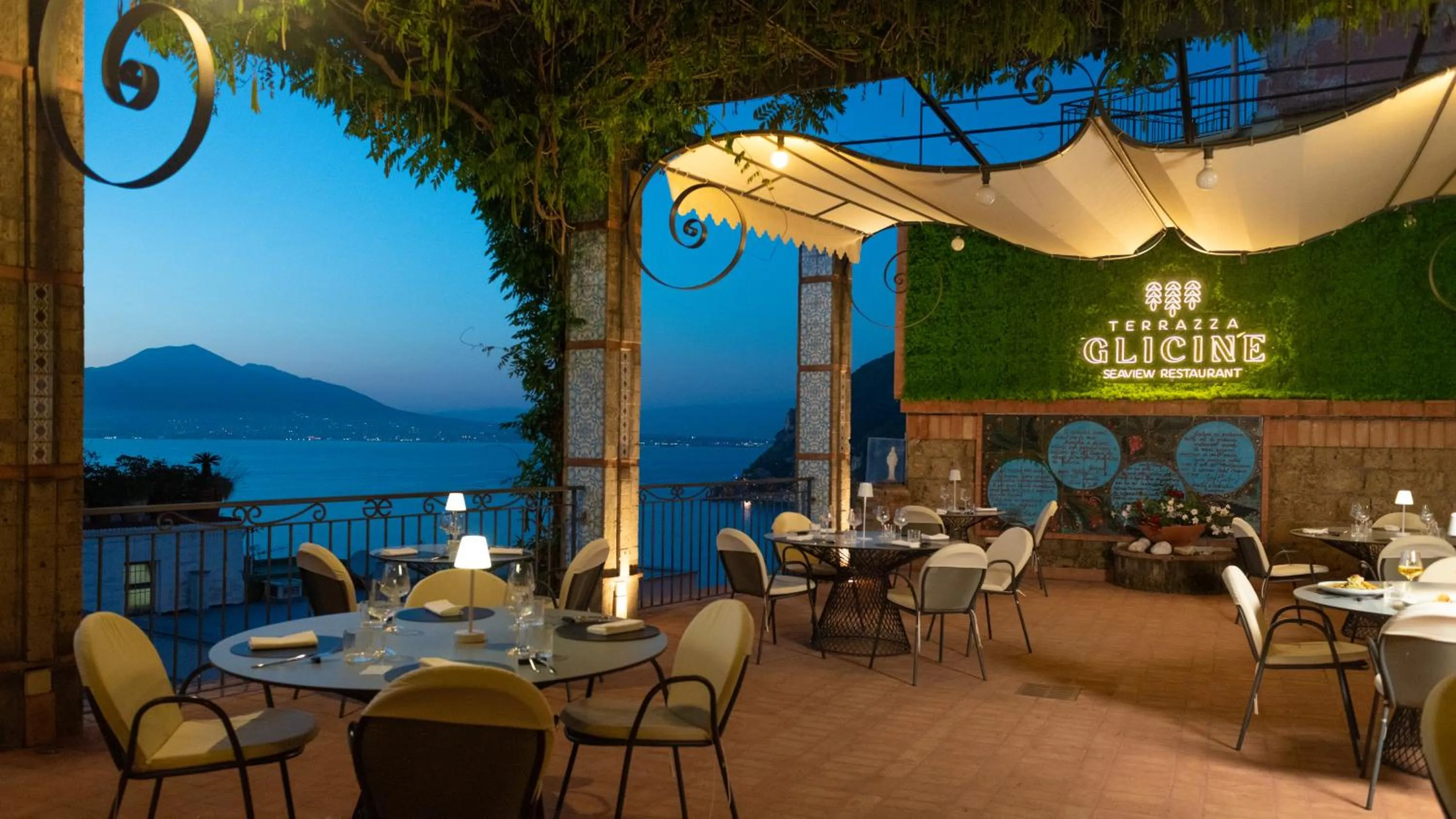 Restaurant/places to eat in Aequa Hotel