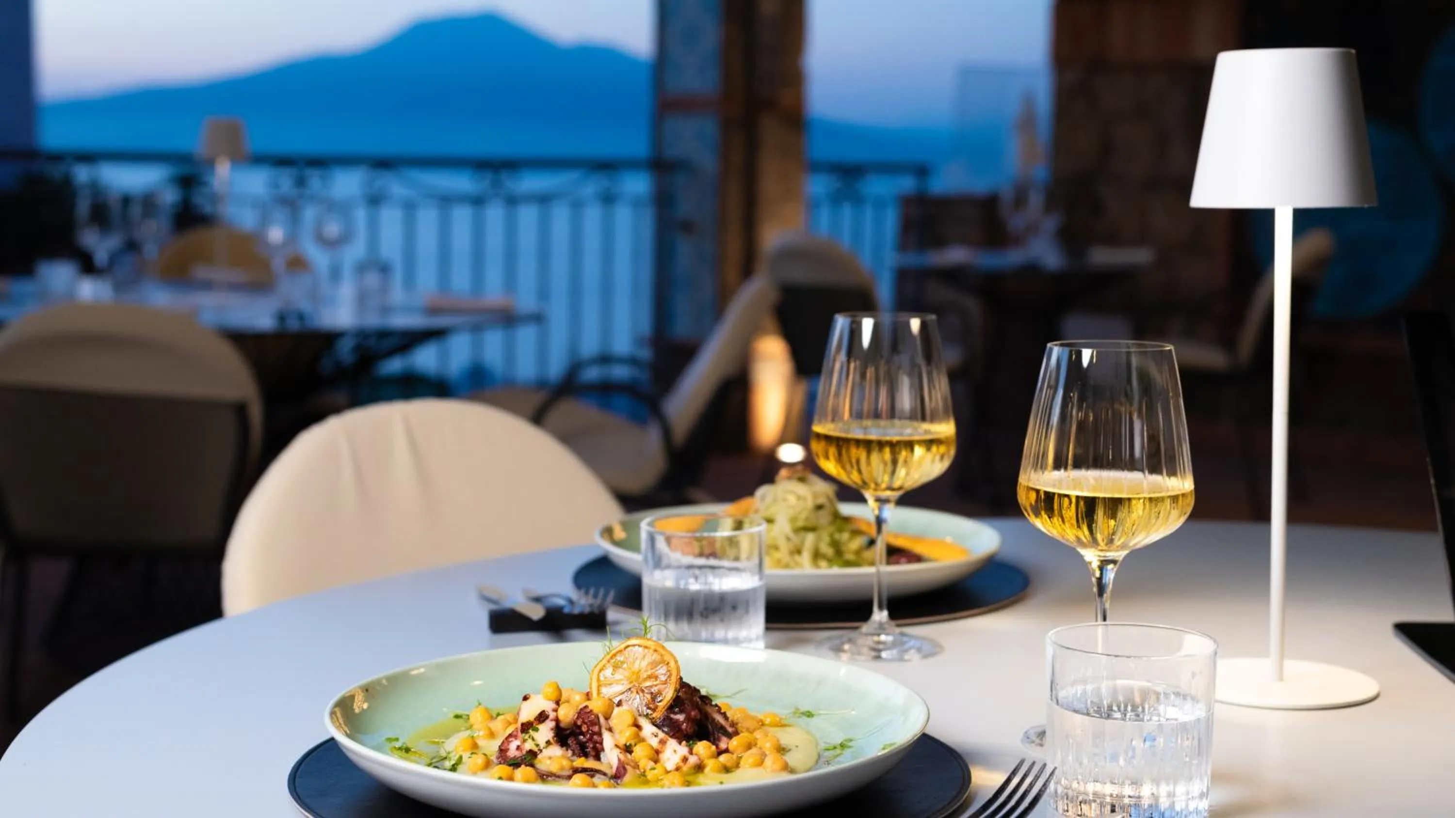 Restaurant/places to eat in Aequa Hotel