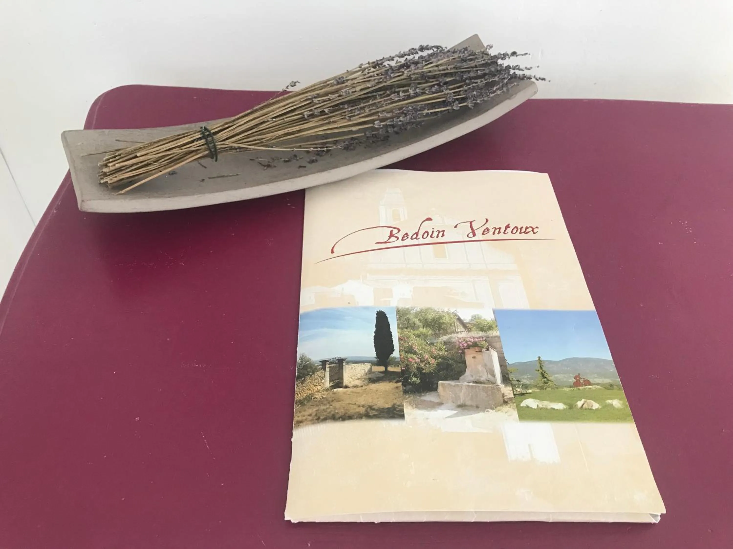 Decorative detail in Oustau du Ventoux