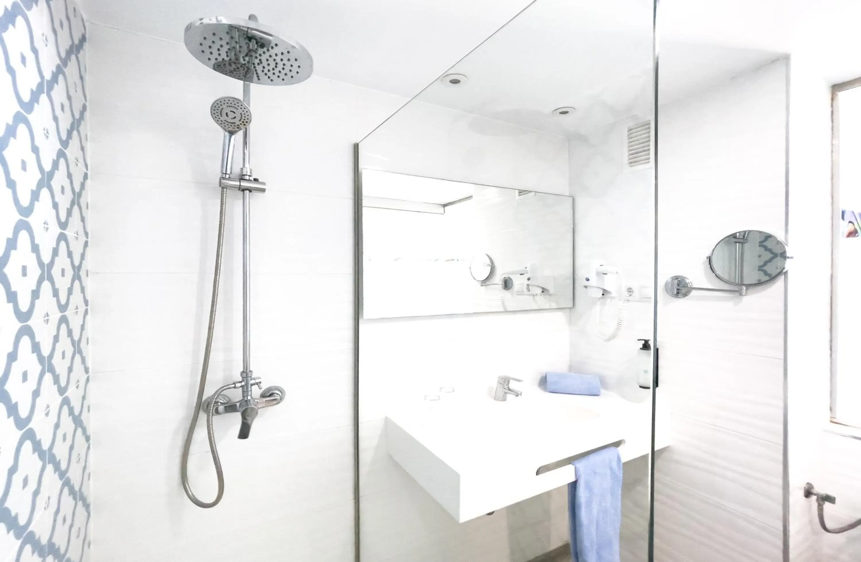 Bathroom in Corralejo Surfing Colors Hotel&Apartments