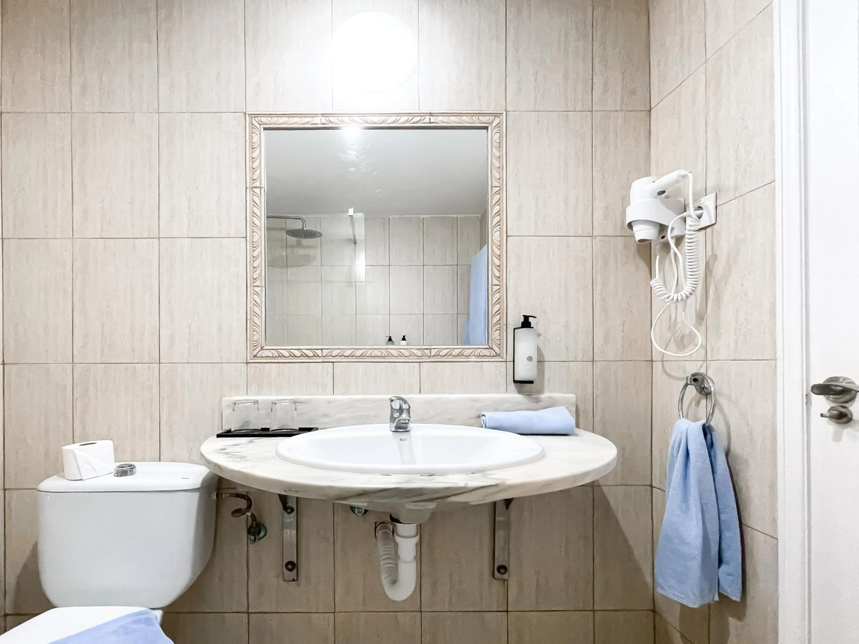Bathroom in Corralejo Surfing Colors Hotel&Apartments