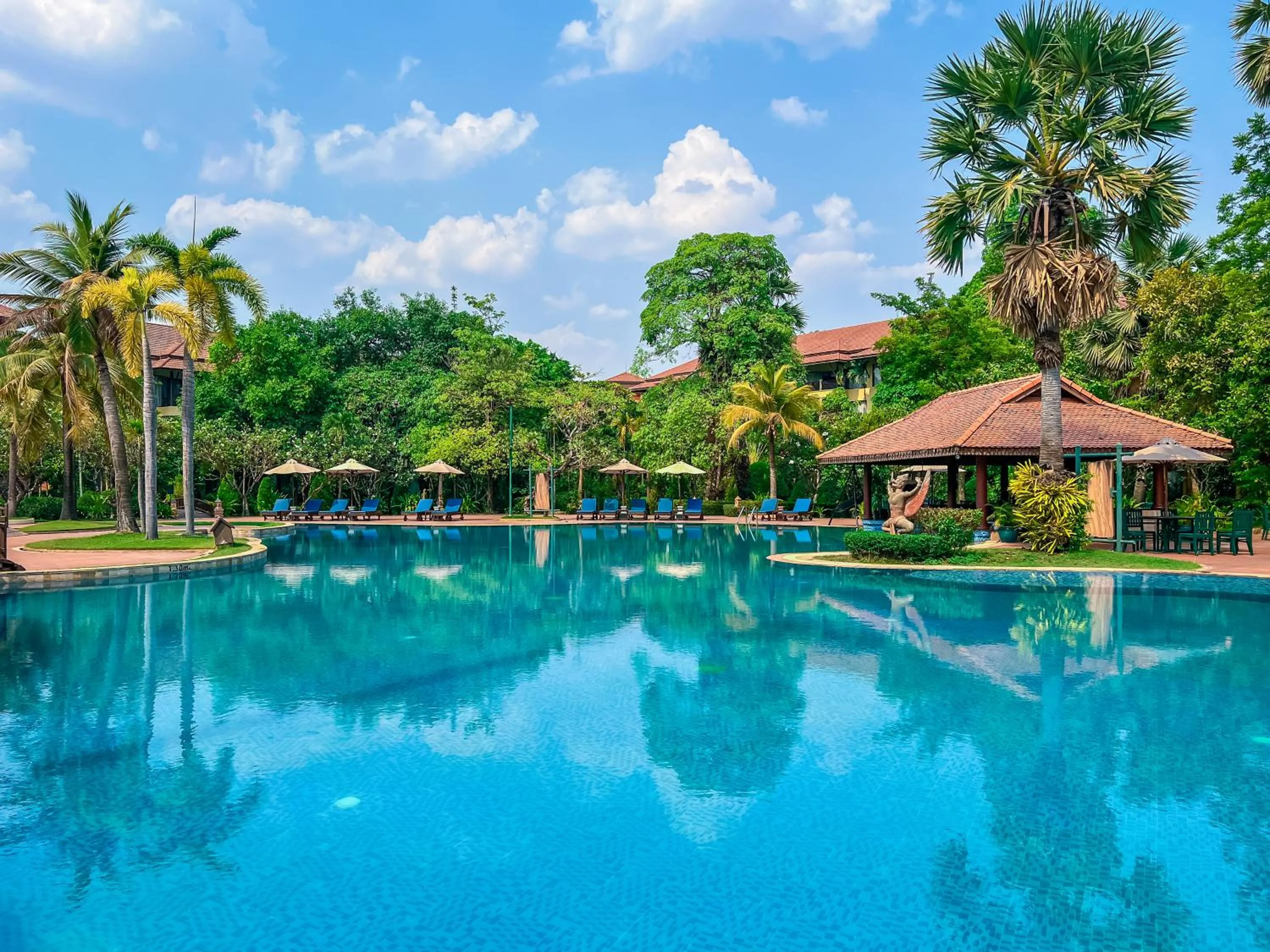 Swimming pool in Angkor Palace Resort & Spa