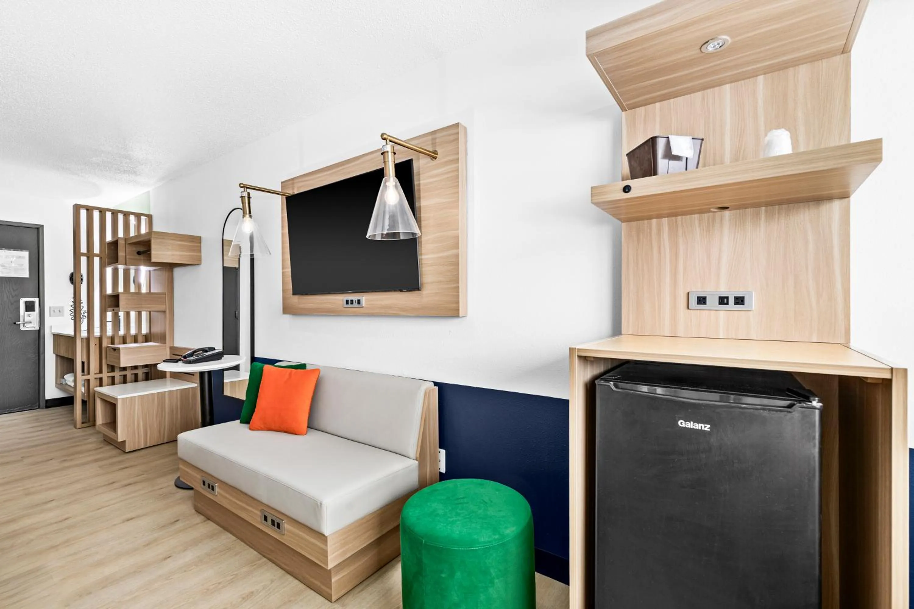 TV and multimedia in Superior & Sage Hotel