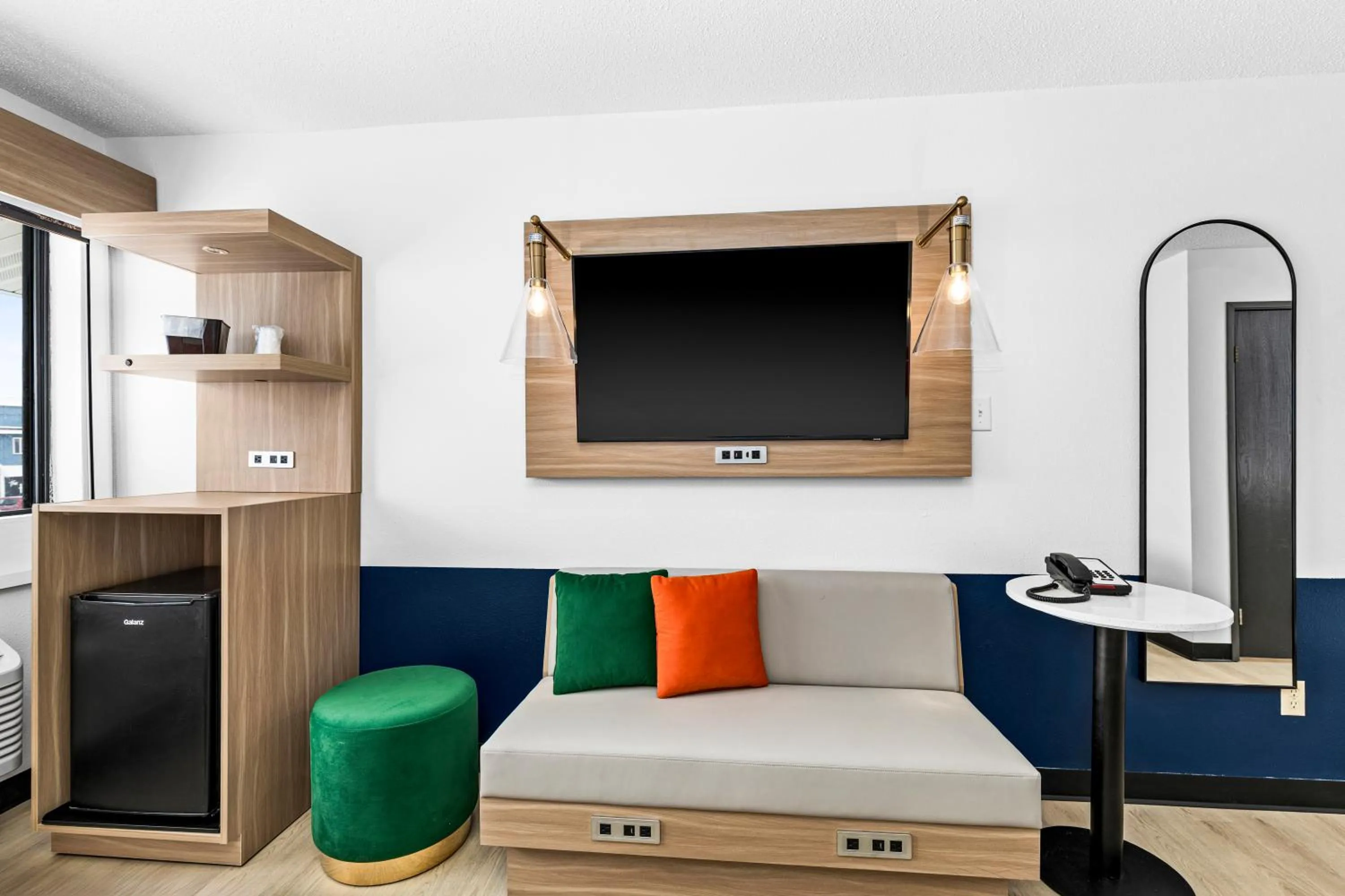 TV and multimedia in Superior & Sage Hotel