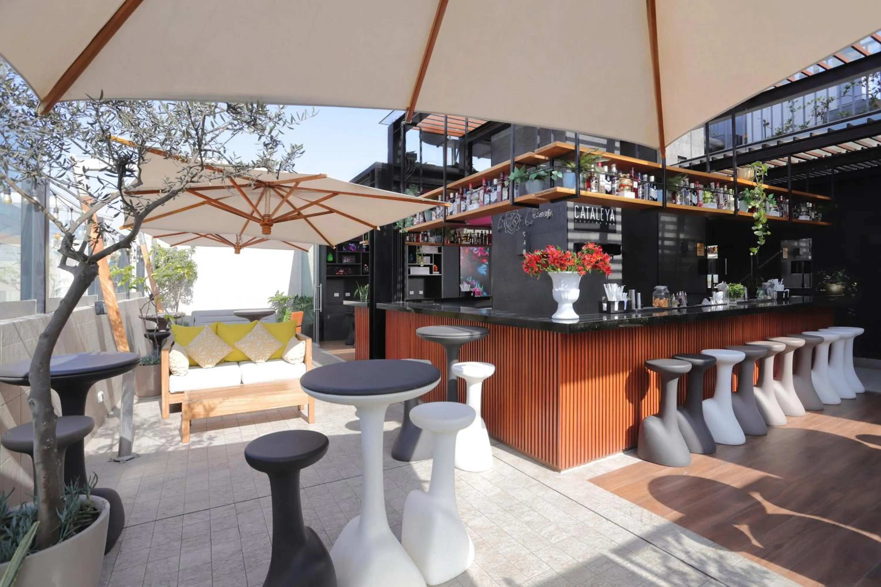 Lounge or bar in INNSiDE by Meliá Lima Miraflores