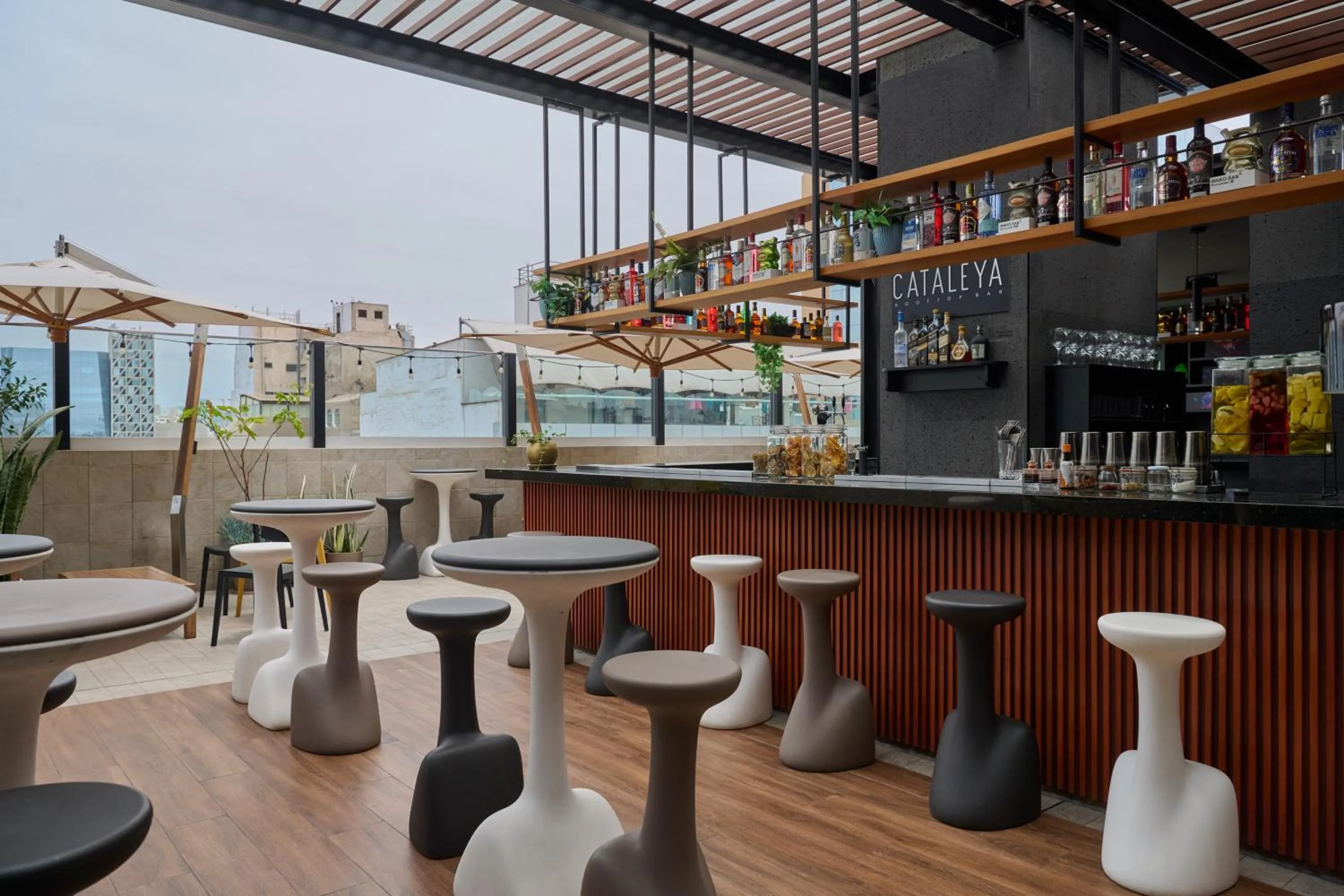 Lounge or bar in INNSiDE by Meliá Lima Miraflores