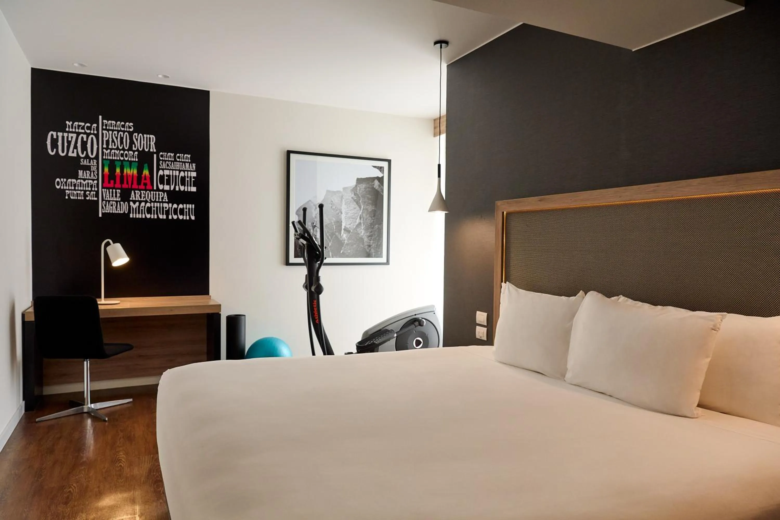 Photo of the whole room, Bed in INNSiDE by Meliá Lima Miraflores