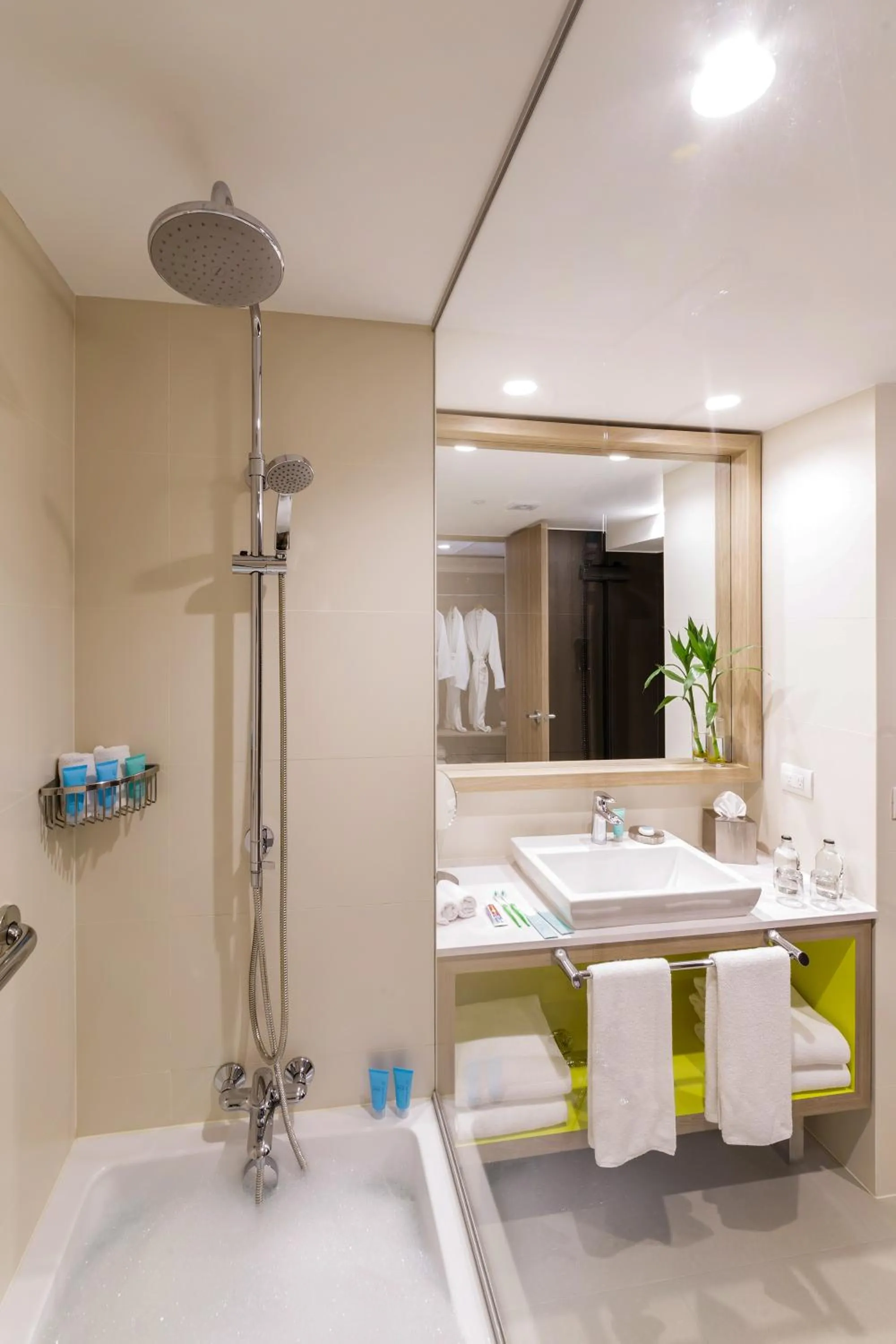 Bathroom in INNSiDE by Meliá Lima Miraflores