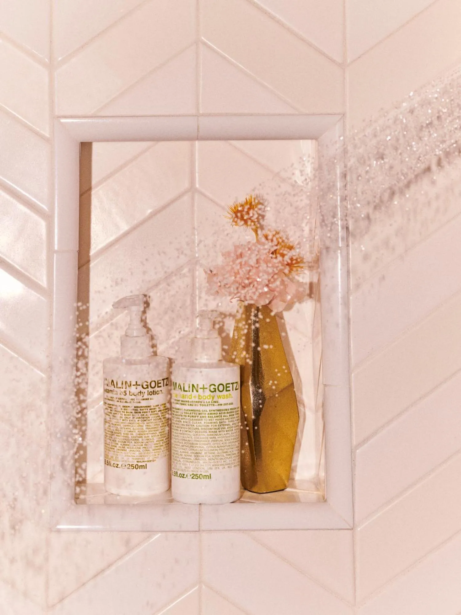 Shower in Gold-Diggers