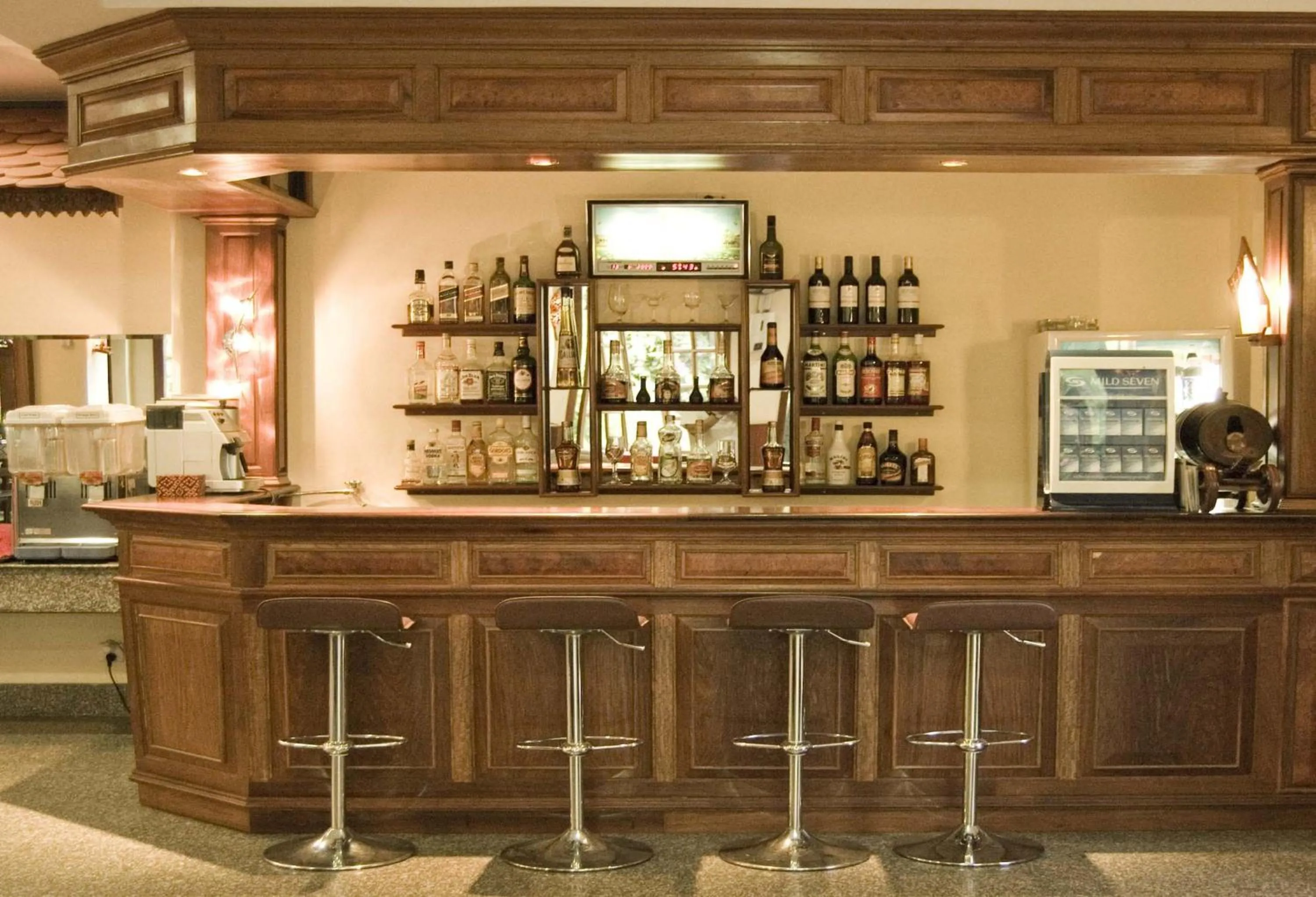 Lounge or bar in City River Hotel