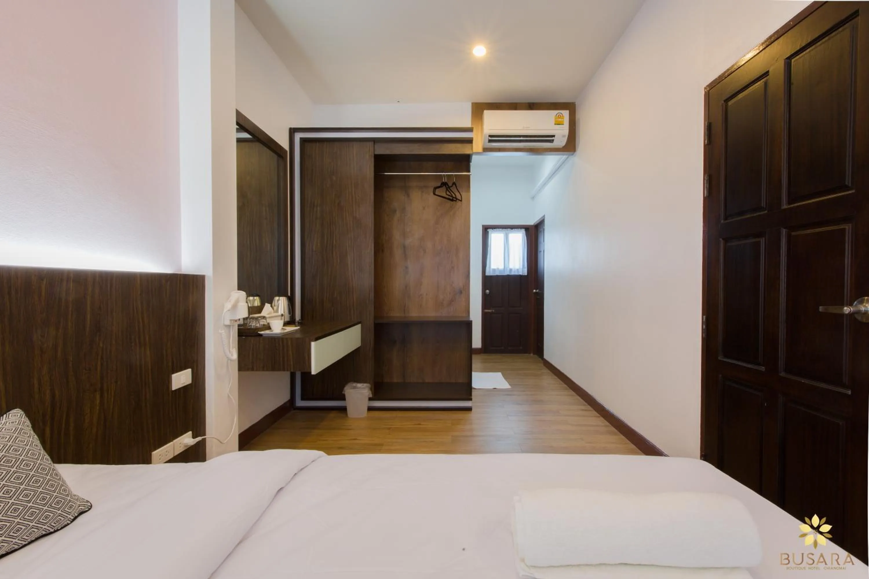 wardrobe, Bed in La Burie Gallery Hotel