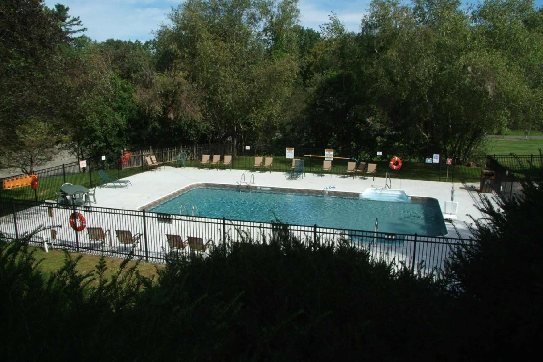 Swimming pool in Publick House Historic Inn and Country Motor Lodge