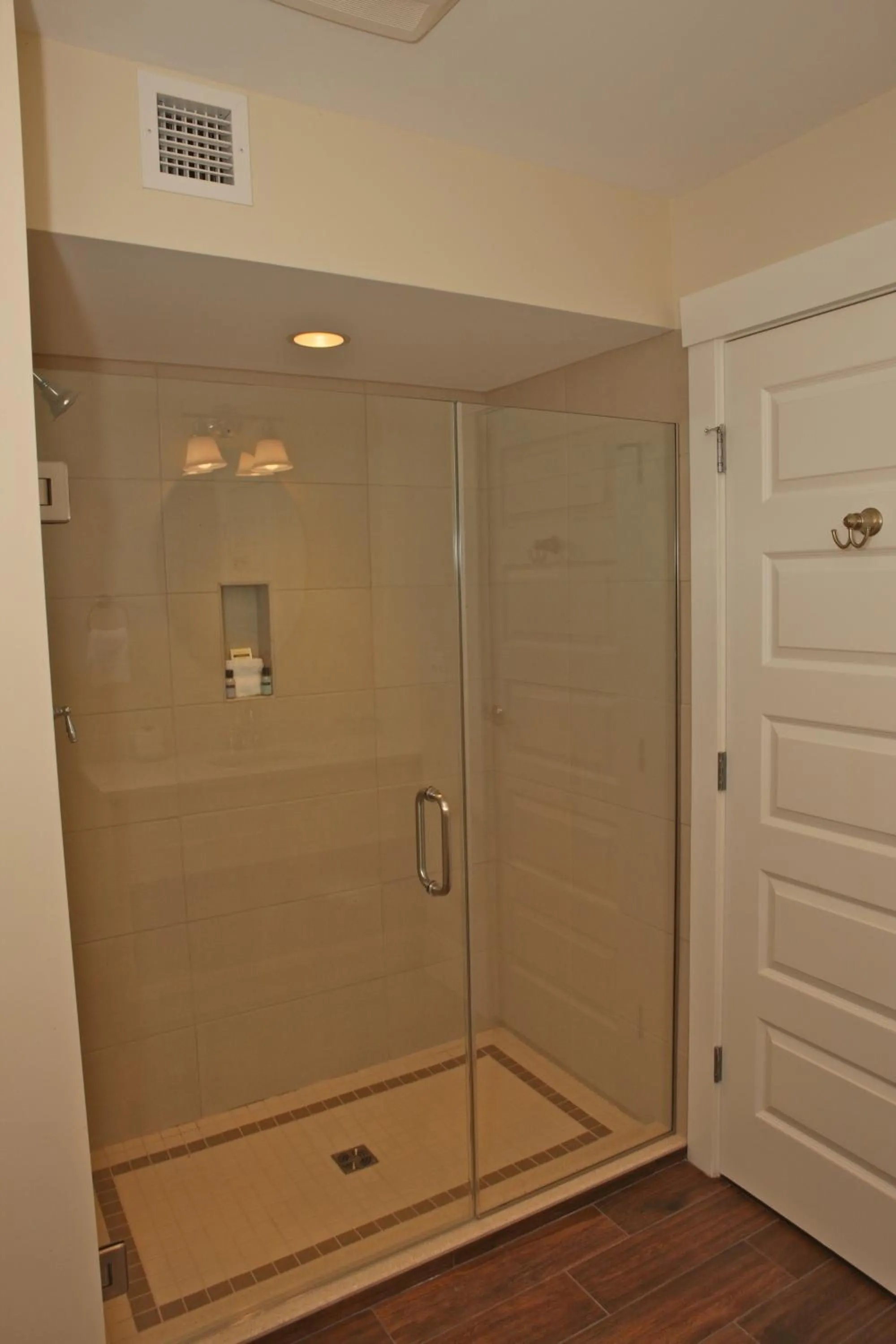 Shower in Publick House Historic Inn and Country Motor Lodge