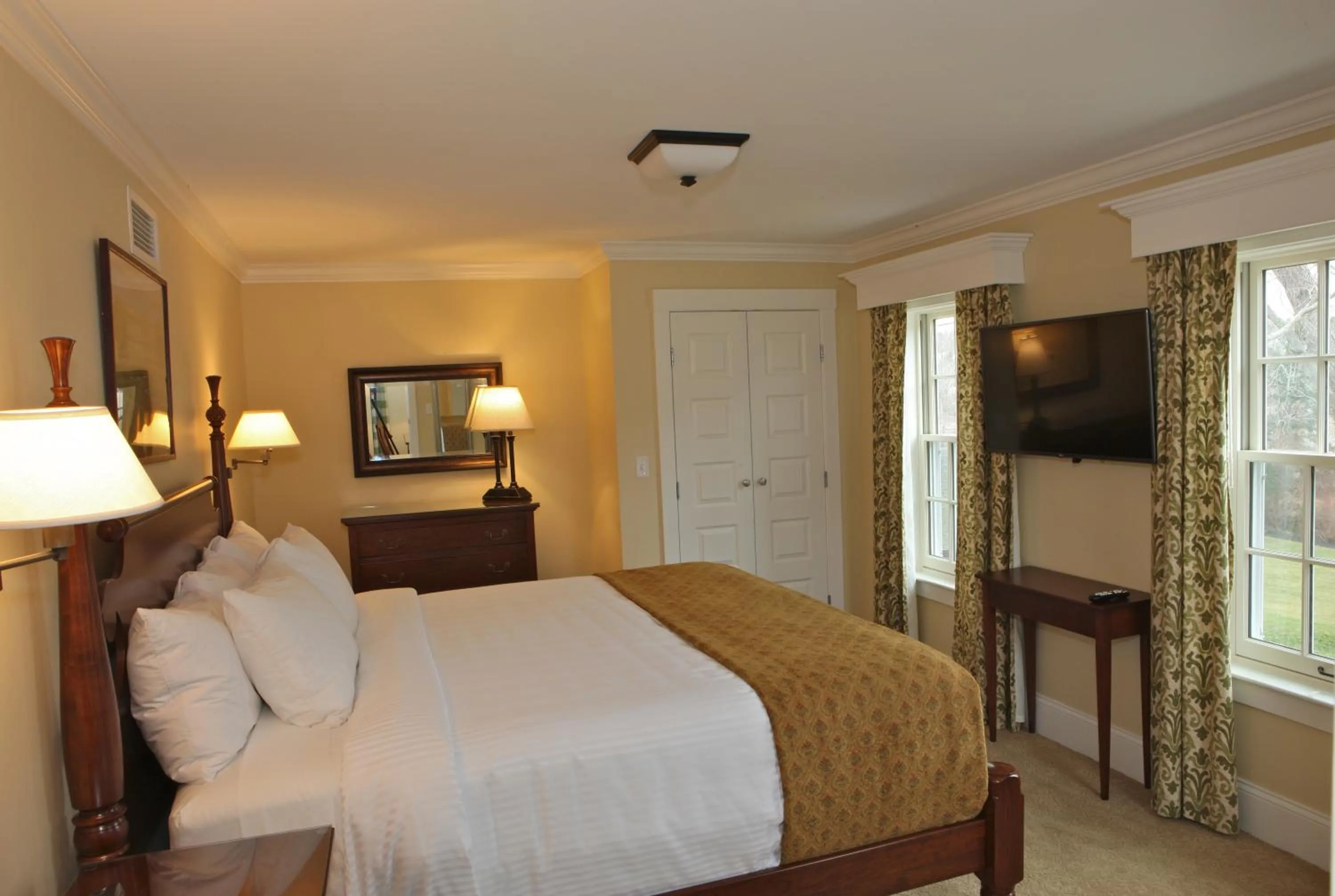 Photo of the whole room, Bed in Publick House Historic Inn and Country Motor Lodge