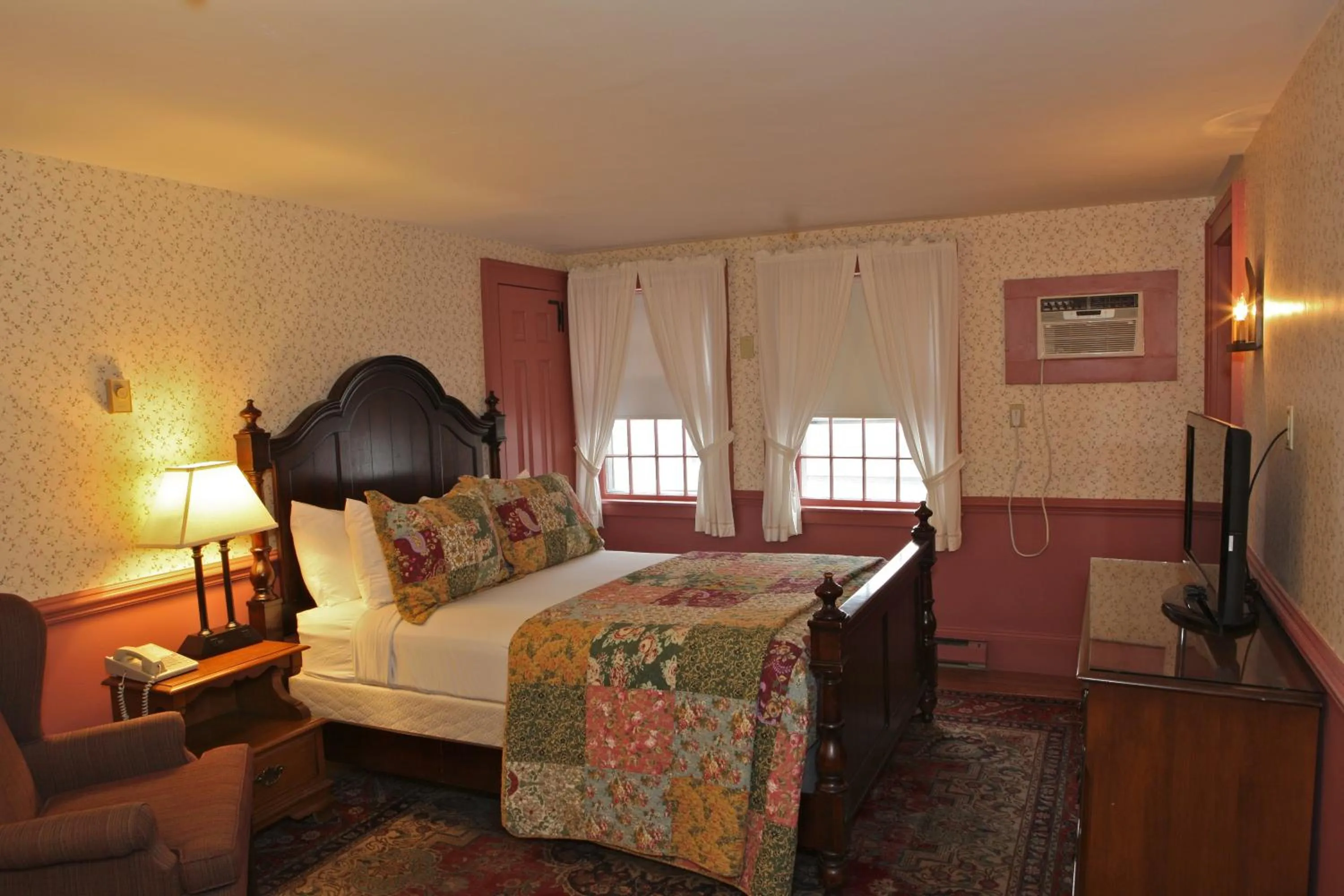 Photo of the whole room, Bed in Publick House Historic Inn and Country Motor Lodge