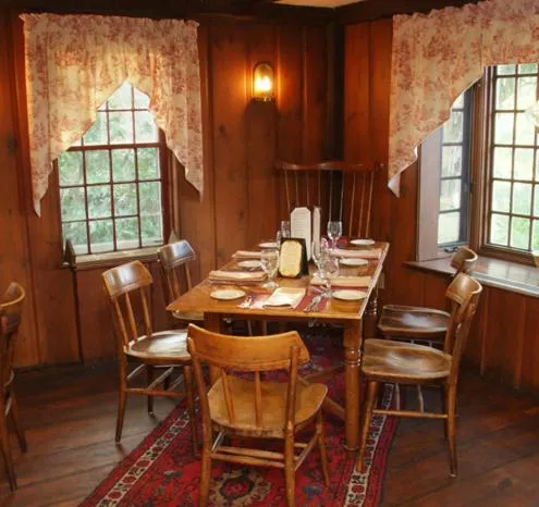 Restaurant/places to eat in Publick House Historic Inn and Country Motor Lodge