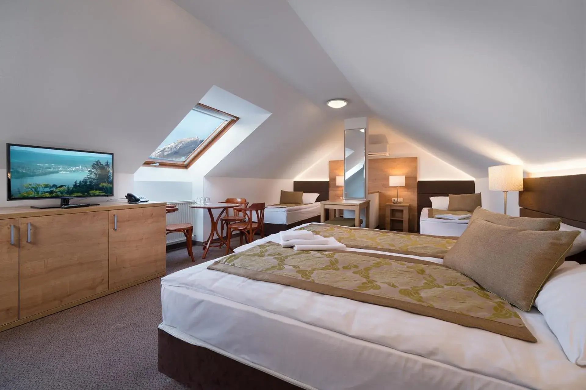 Quadruple Room in Hotel Honti Wellness és Konferencia Szálloda Quadruple Room in Hotel Honti Wellness és Konferencia Szálloda