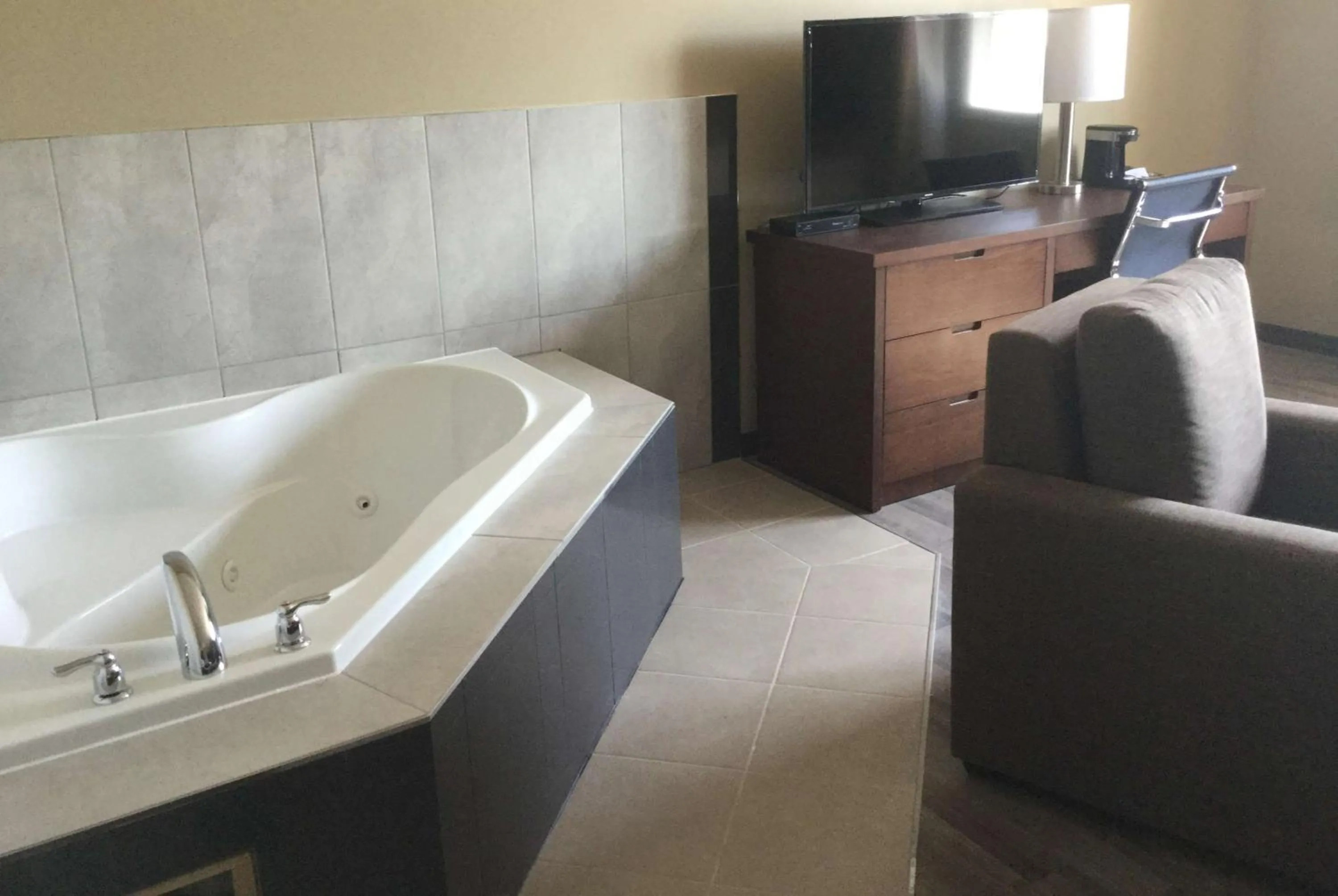 Photo of the whole room in Super 8 by Wyndham Hardisty