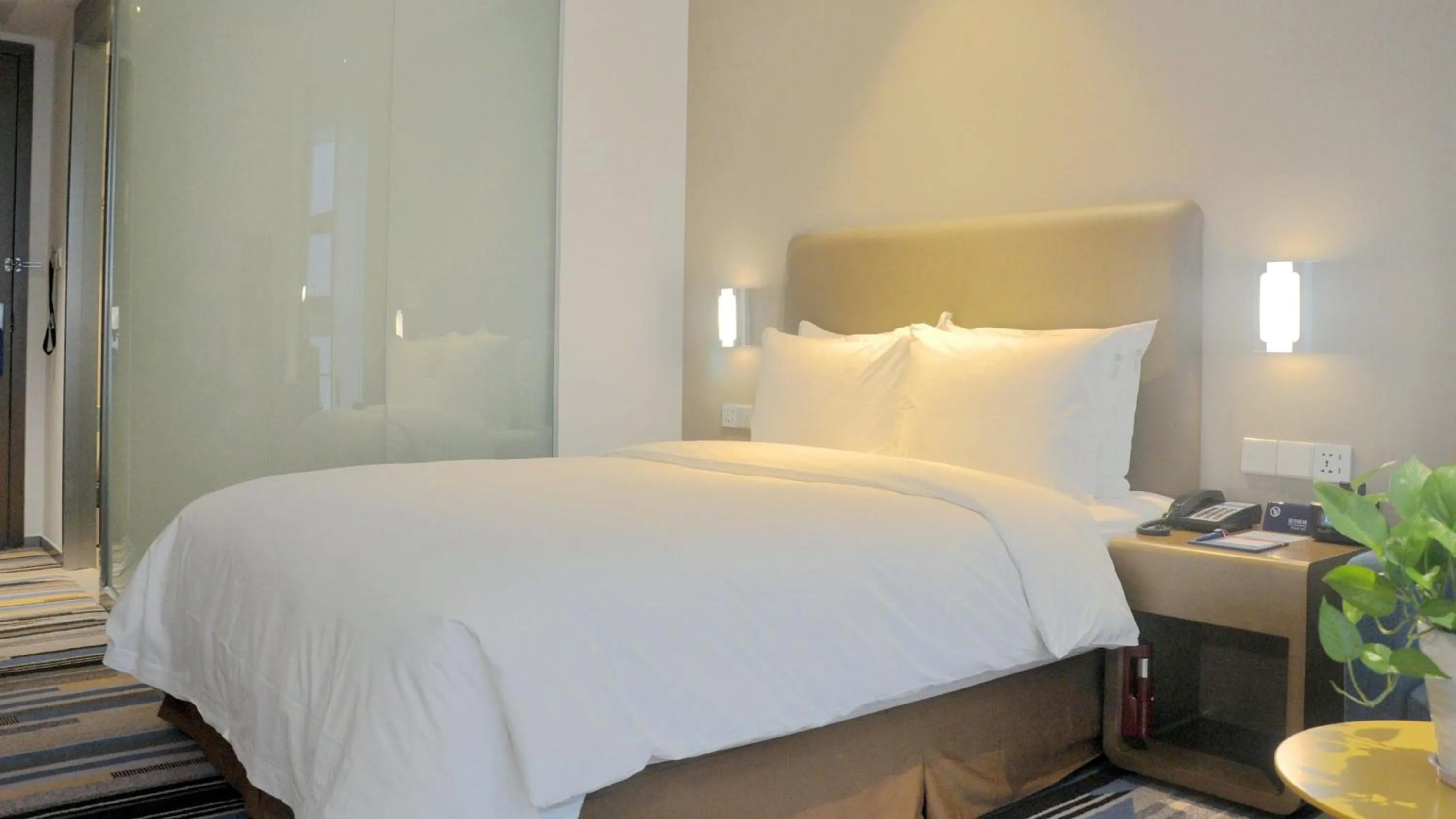 Photo of the whole room, Bed in Holiday Inn Express - Suzhou Industrial Park by IHG