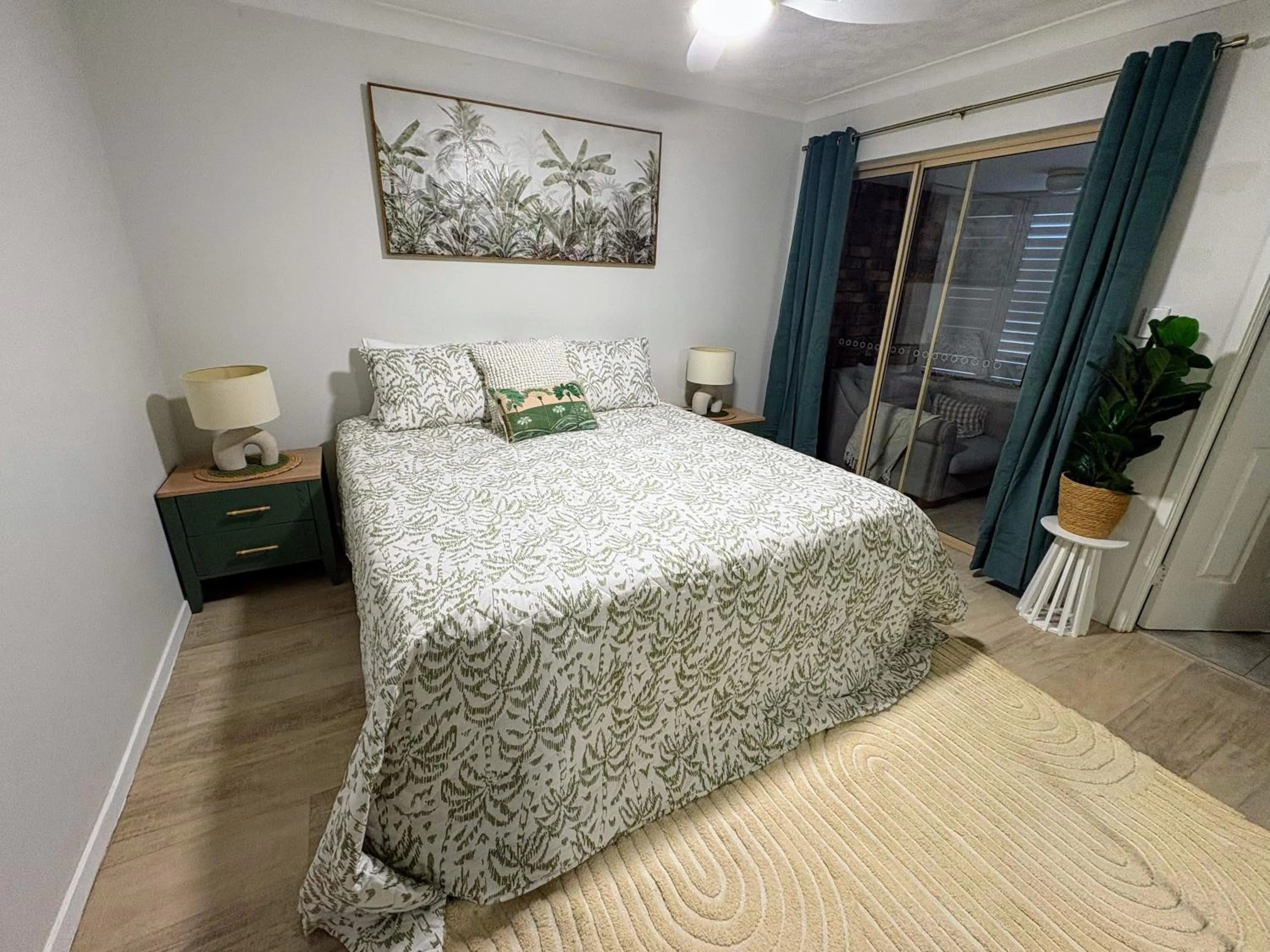 Bedroom, Bed in Oceanside Cove