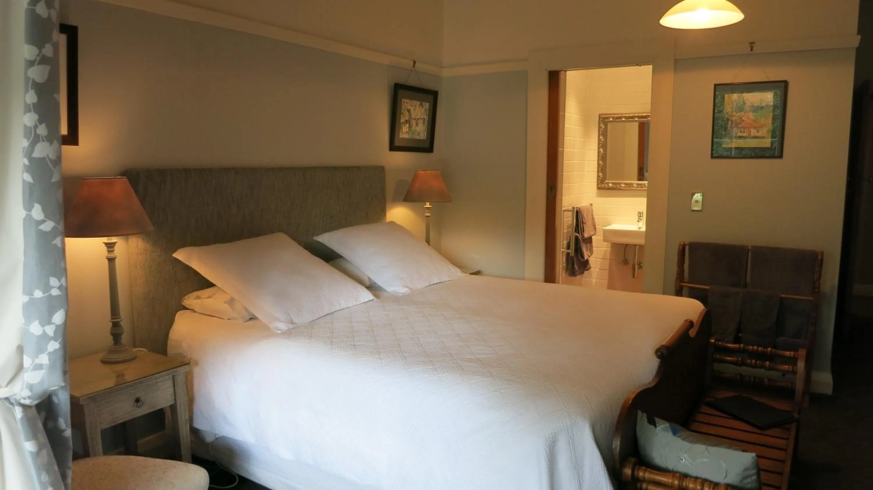 Photo of the whole room, Bed in Cheltenham House