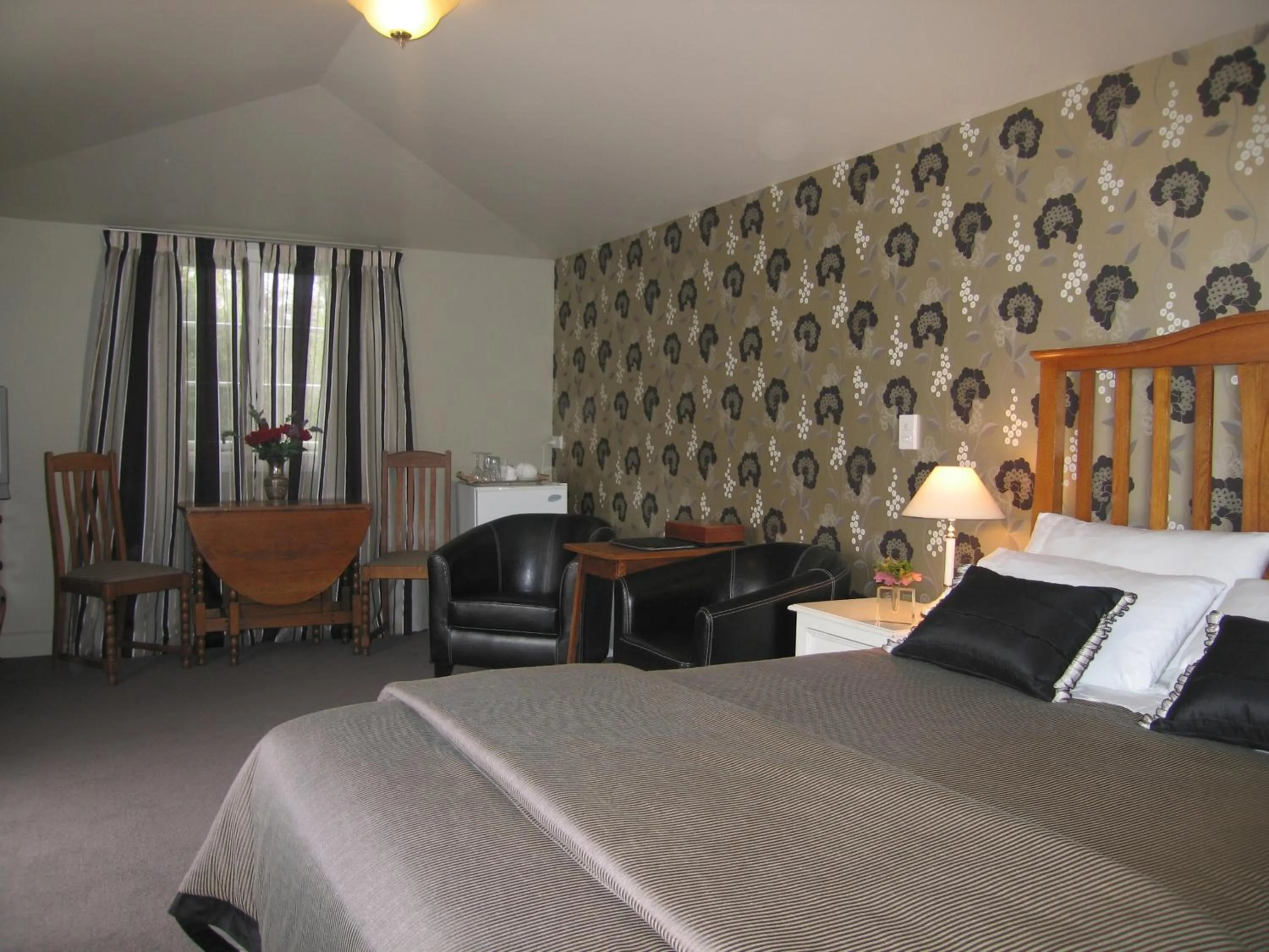 Photo of the whole room, Bed in Cheltenham House