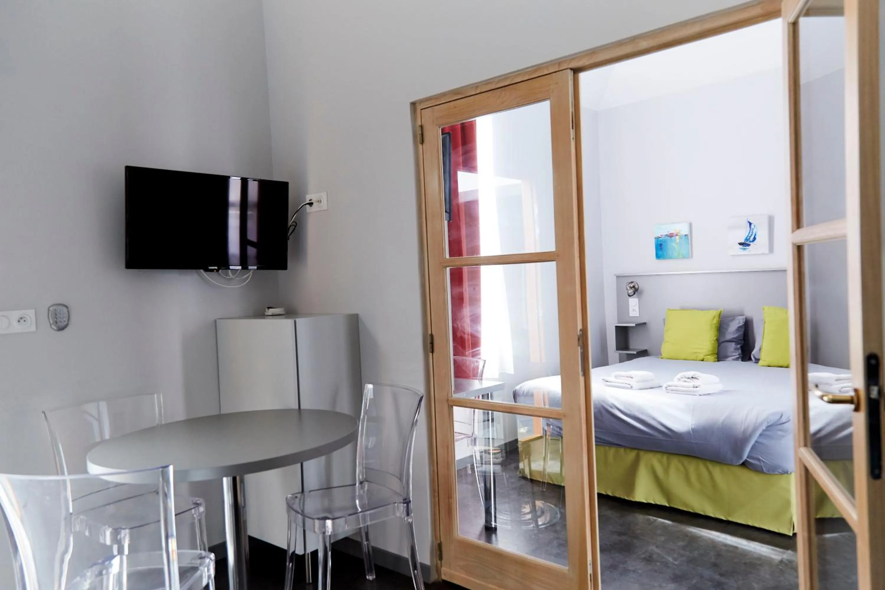 TV and multimedia, Bed in SmartAppart Saint Nazaire