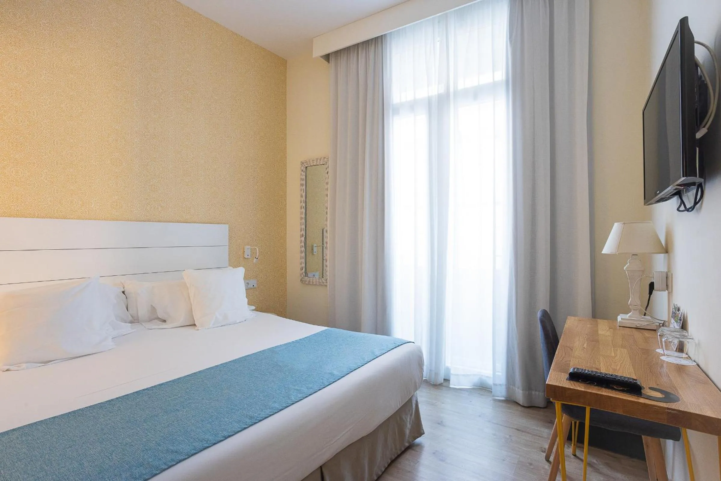 Bed in Madeinterranea Suites