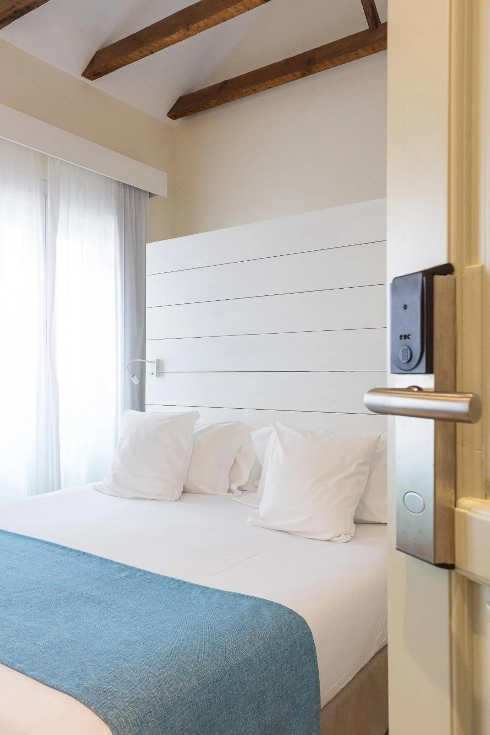 Bed in Madeinterranea Suites