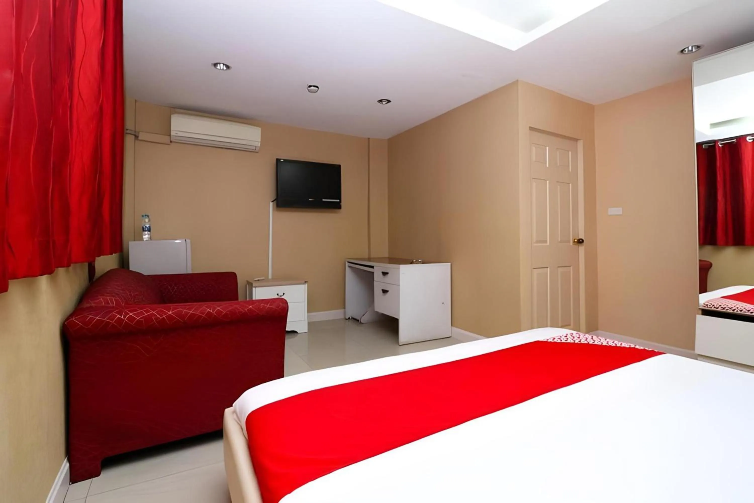 Bedroom, Bed in Diamond Residence Silom