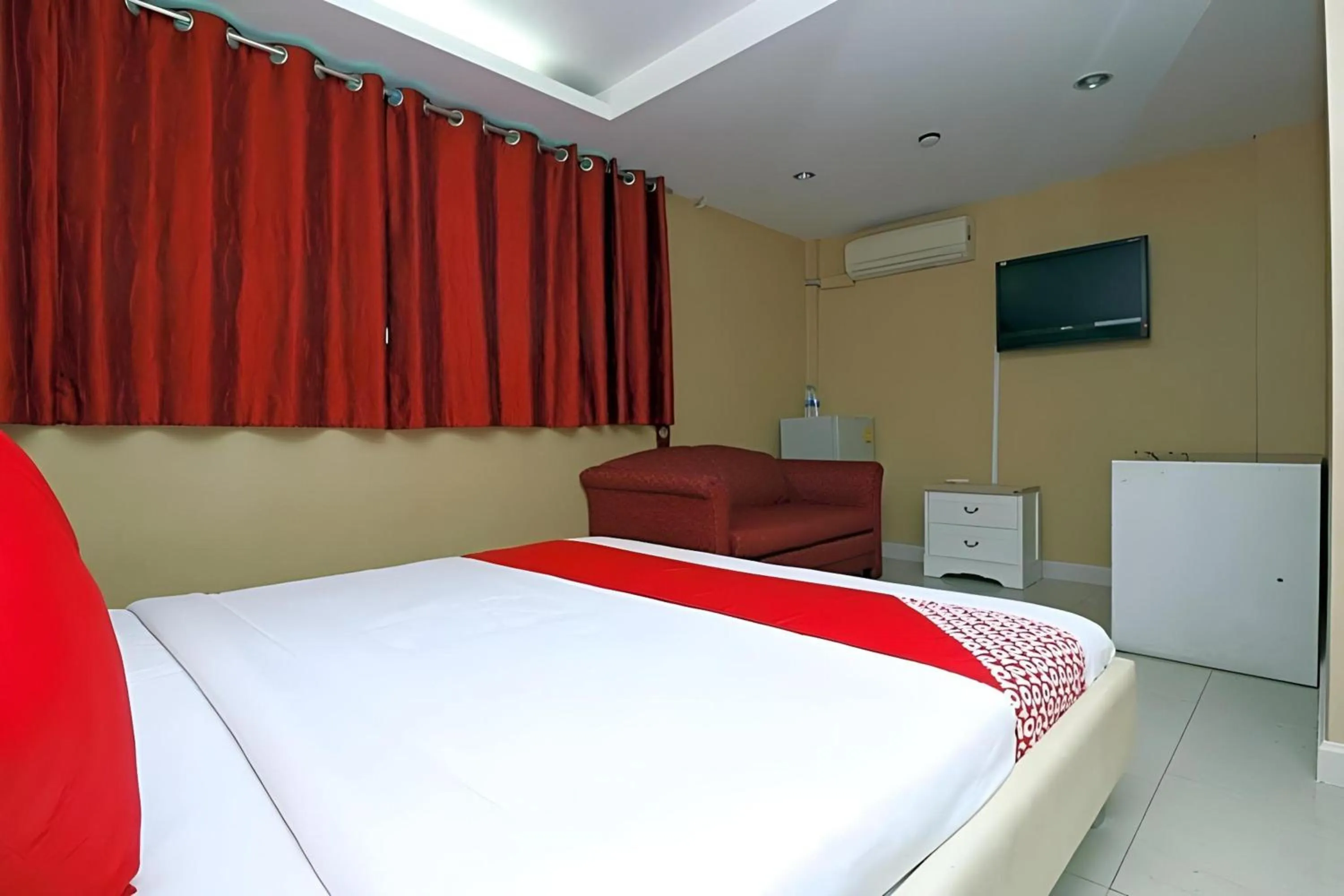 Bedroom, Bed in Diamond Residence Silom
