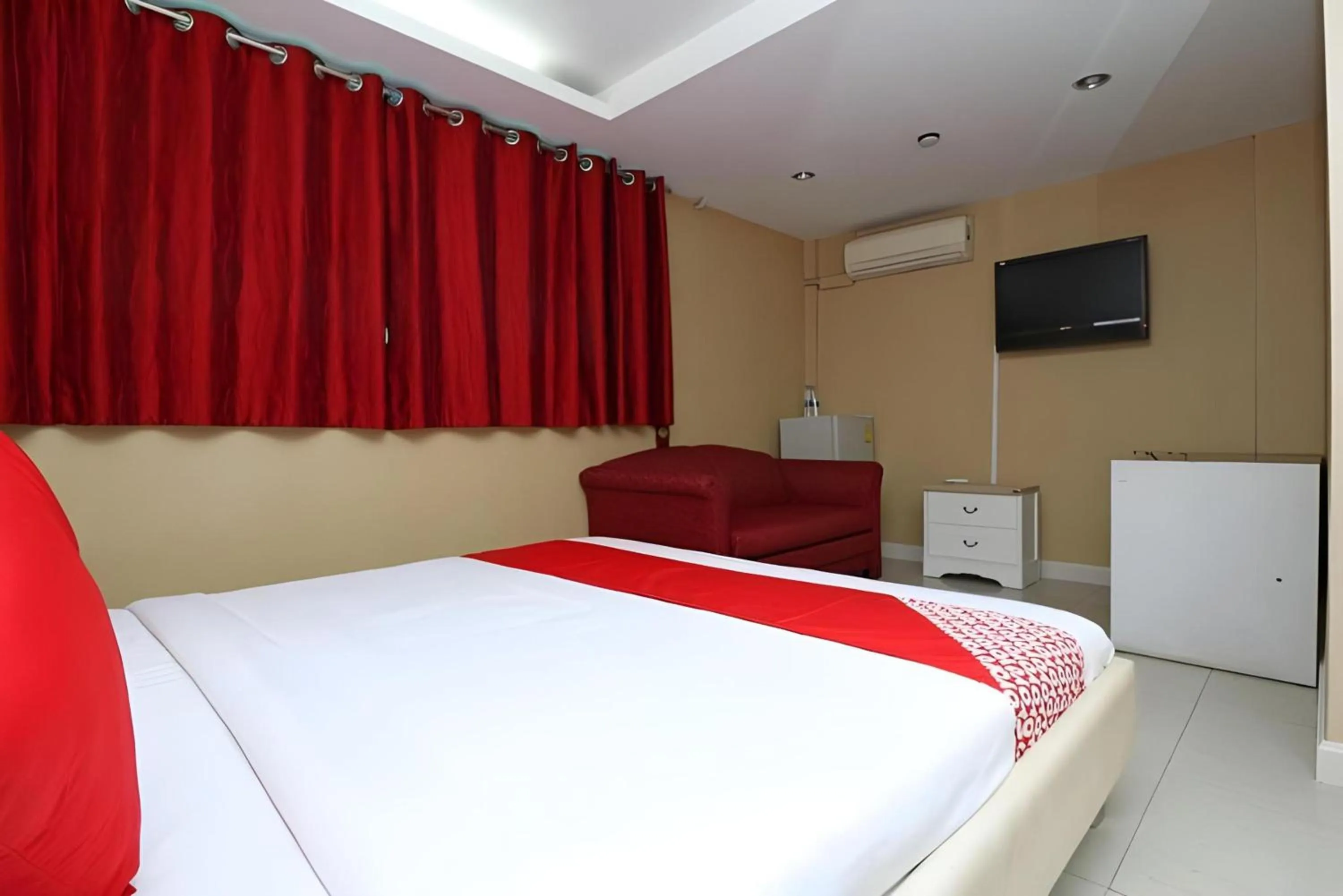 Bedroom, Bed in Diamond Residence Silom