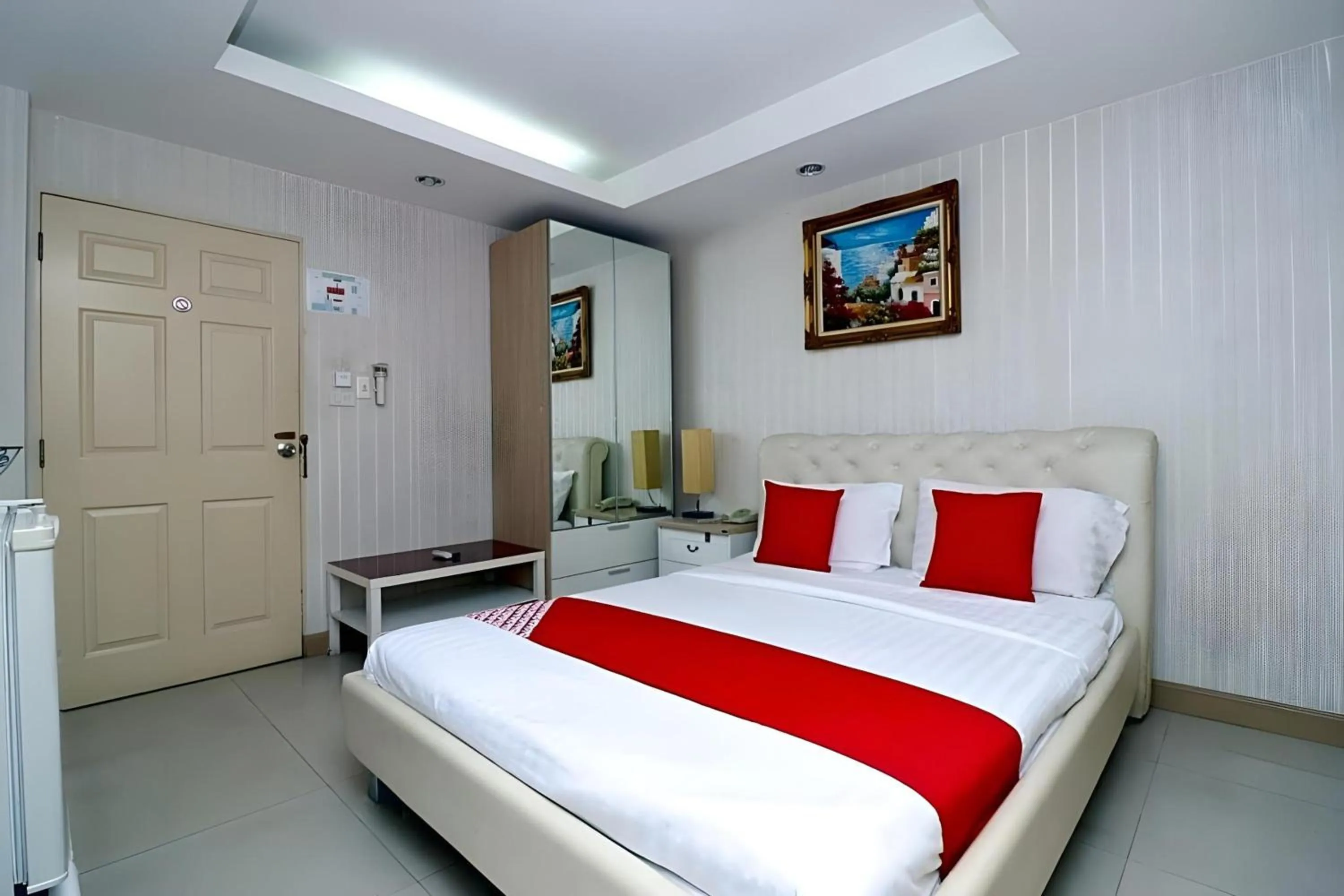Bedroom, Bed in Diamond Residence Silom