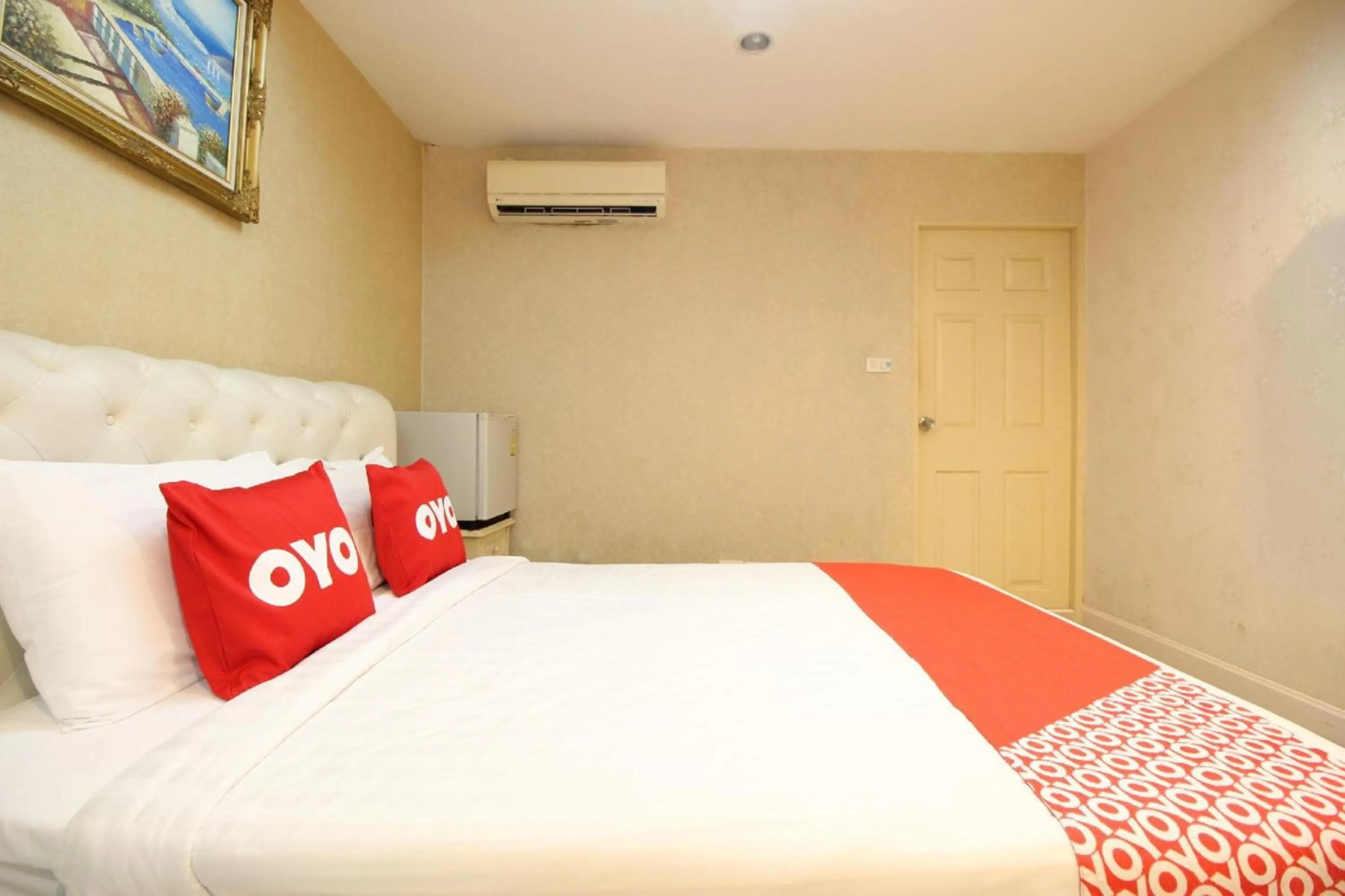 Bedroom, Bed in Diamond Residence Silom