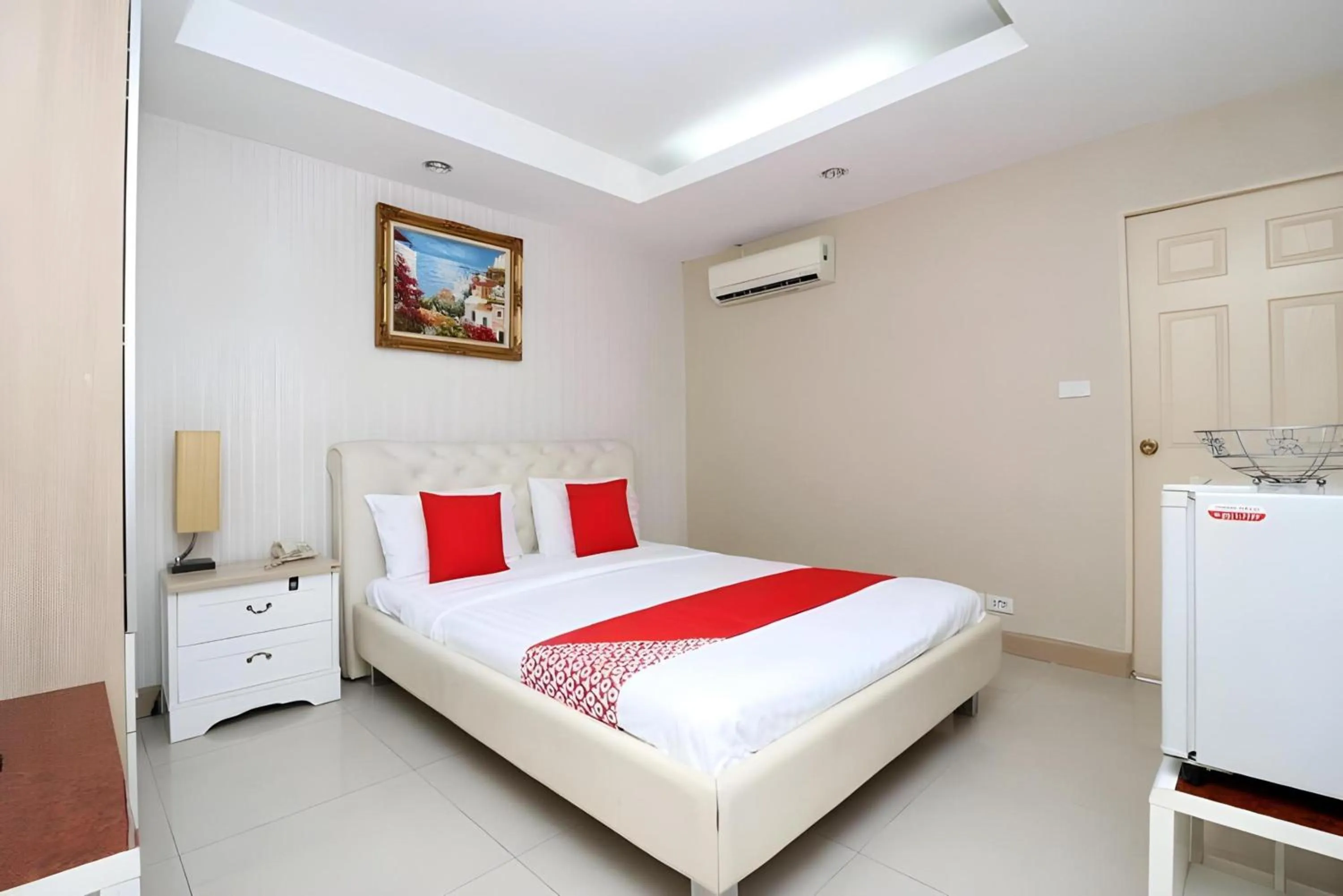 Photo of the whole room, Bed in Diamond Residence Silom