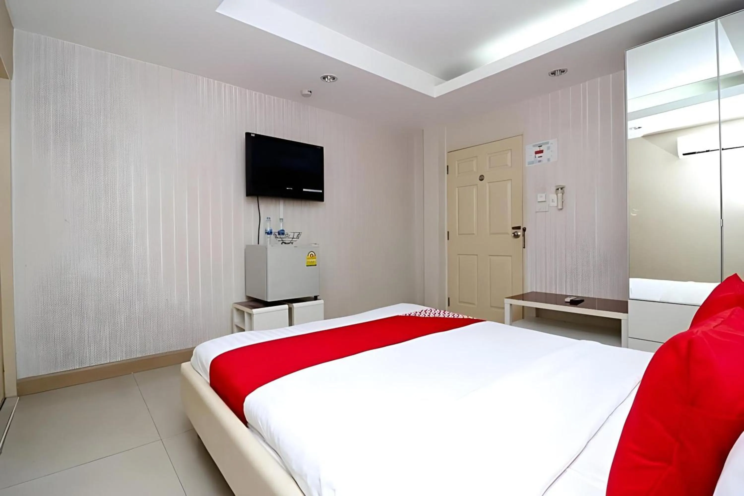Bedroom, Bed in Diamond Residence Silom