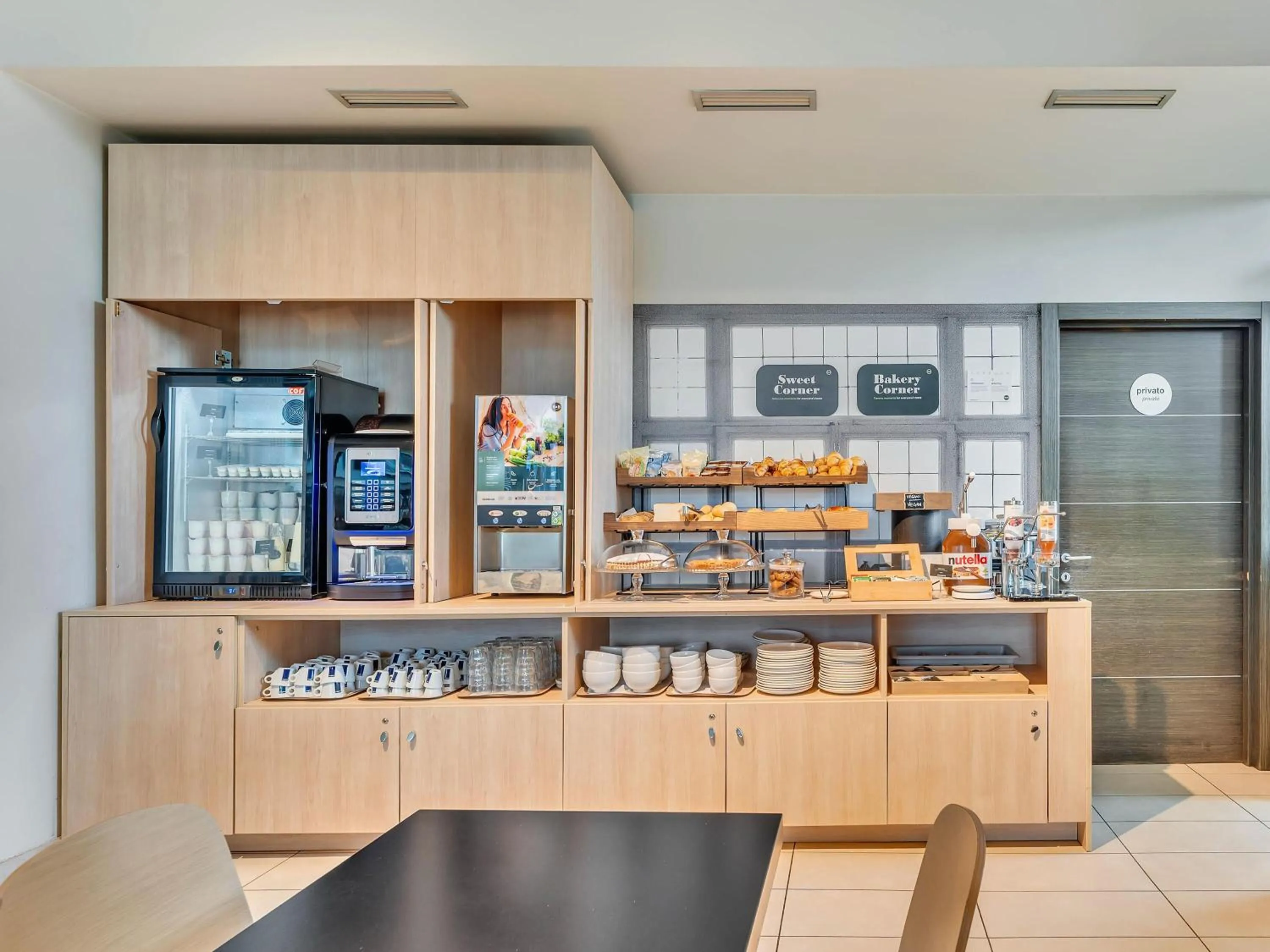 Lounge or bar in B&B HOTEL Torino Orbassano