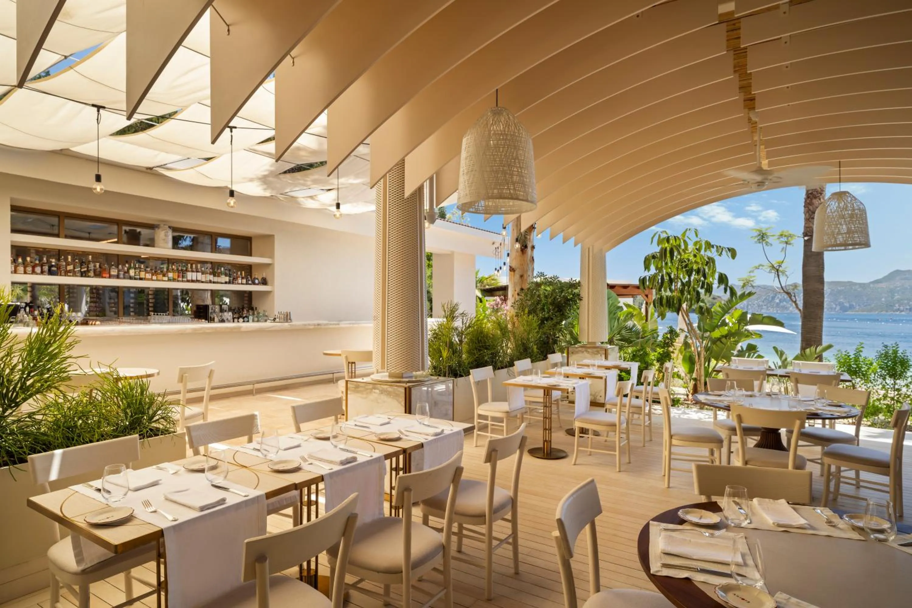 Restaurant/places to eat in D Maris Bay