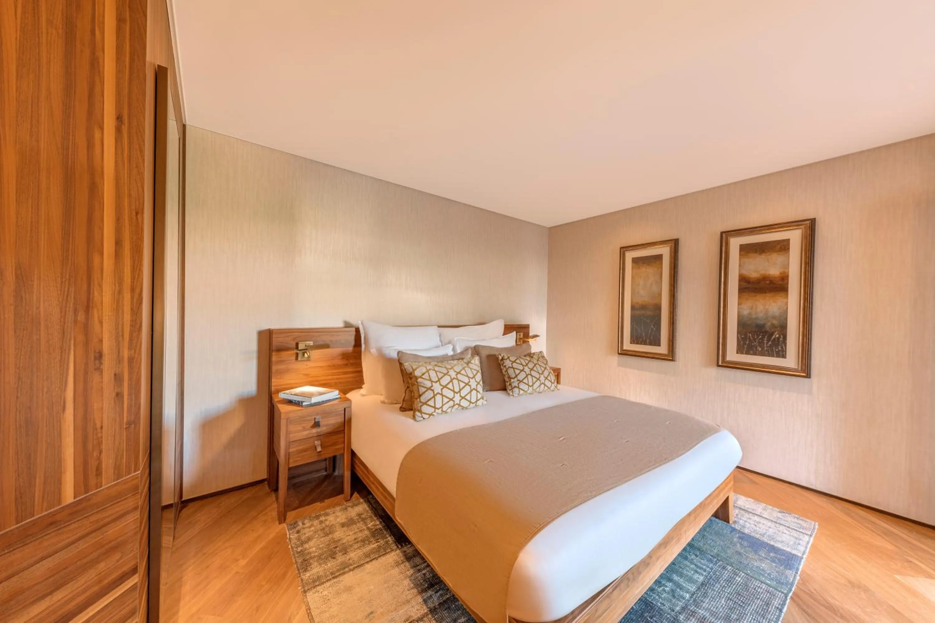 Photo of the whole room, Bed in D Maris Bay