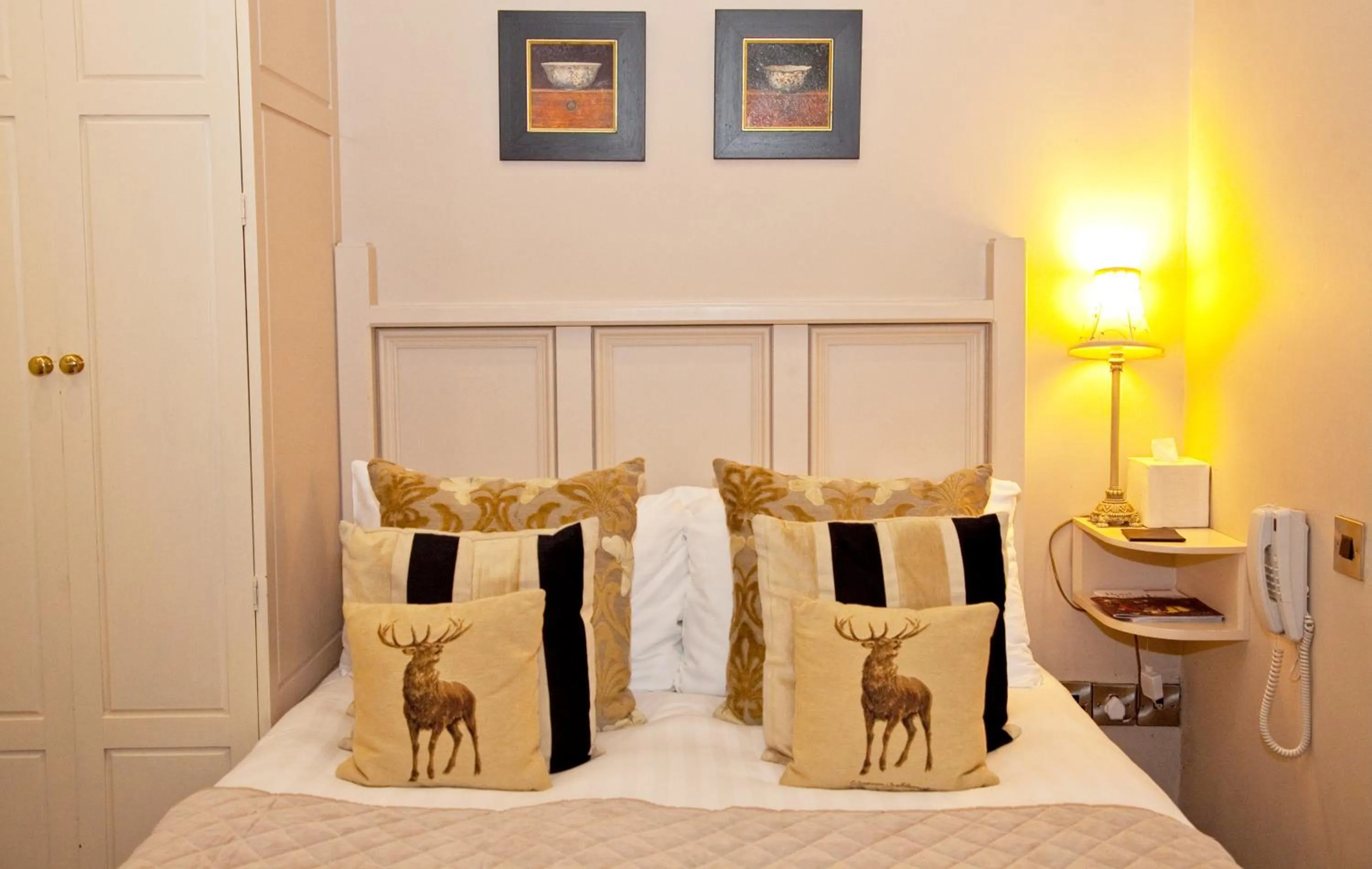 Bedroom, Bed in Whitley Hall Hotel