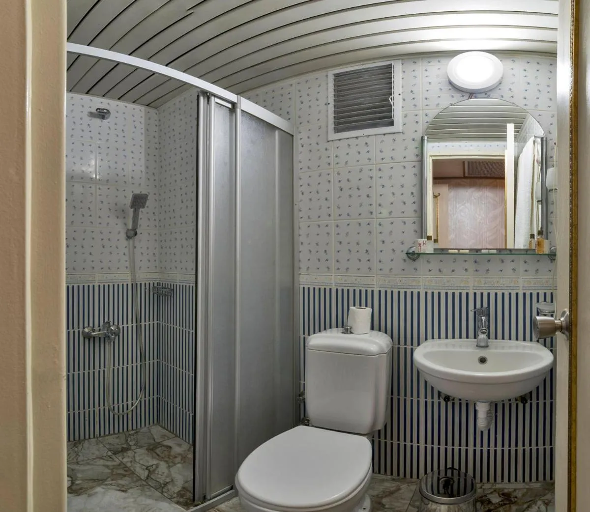 Shower in VERSİON HOTEL