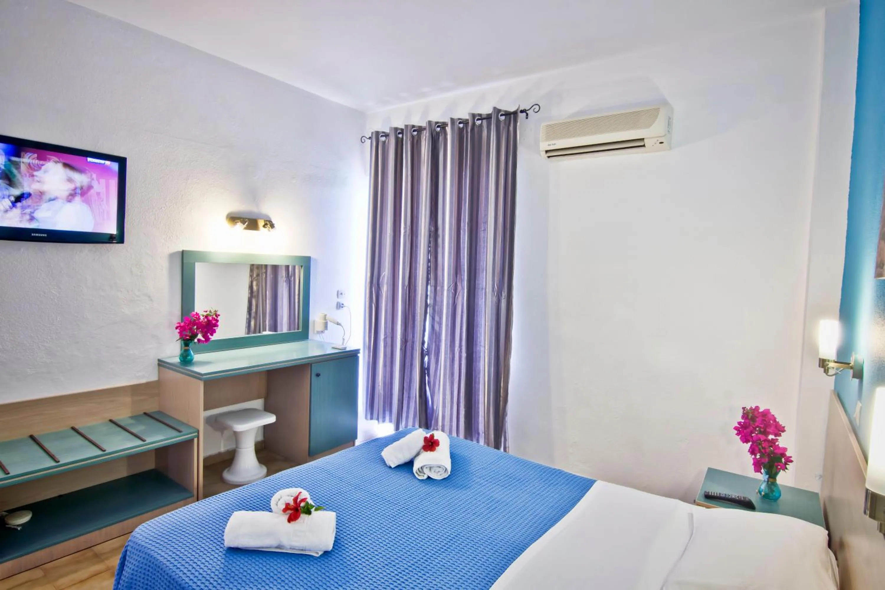 Bedroom in Argo Hotel