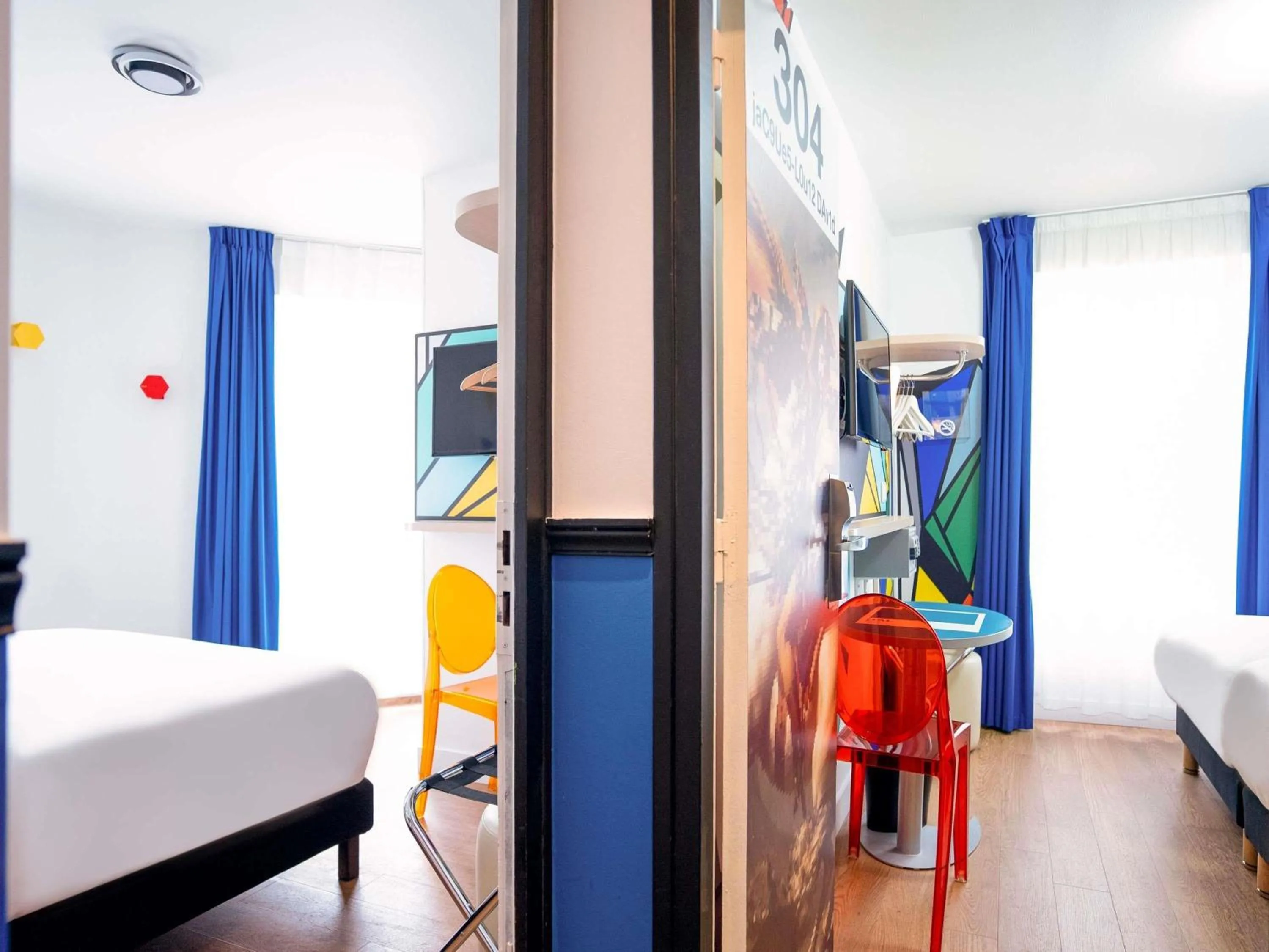 Property building, Bed in ibis Styles Paris Maine Montparnasse
