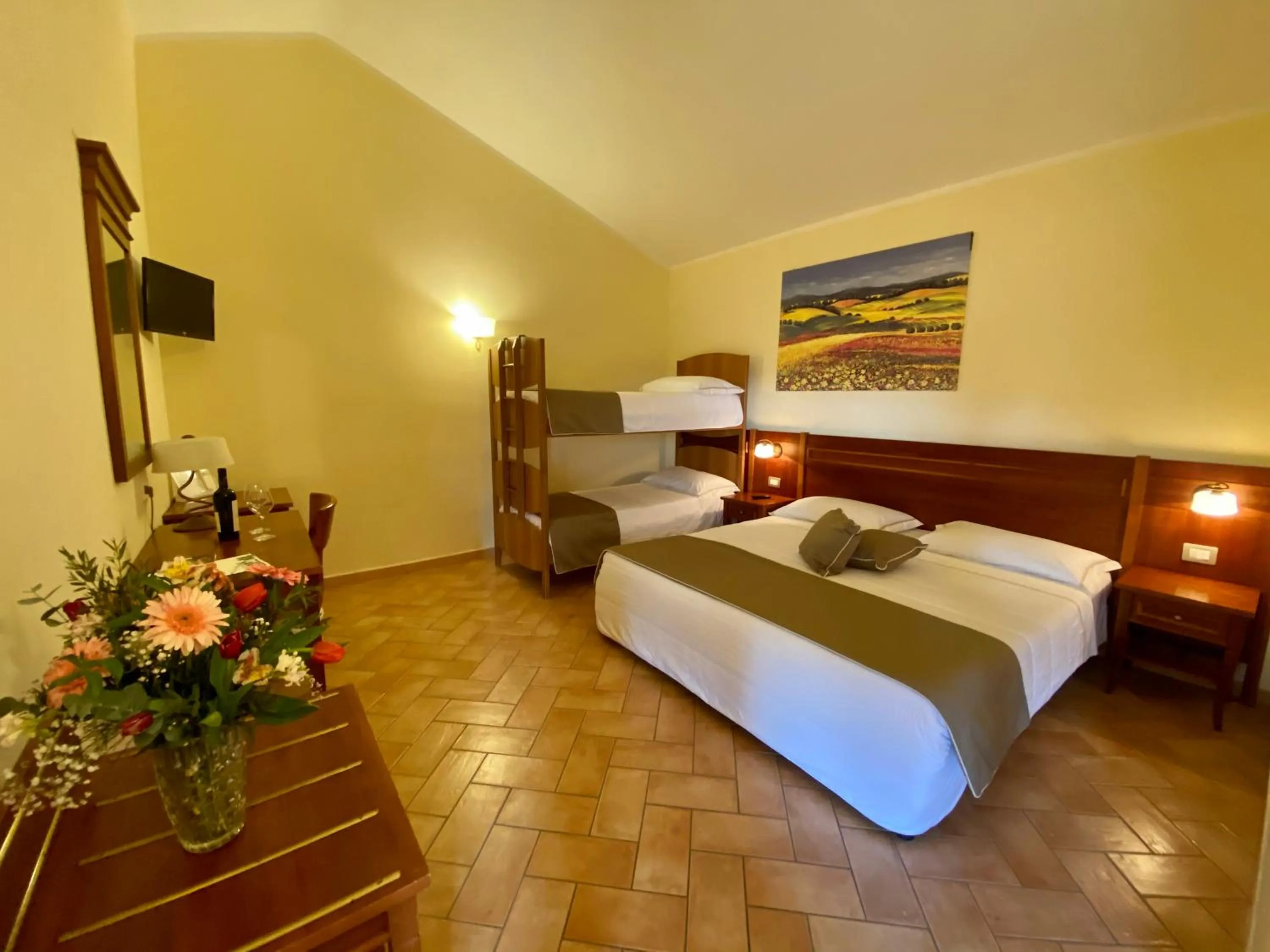 Photo of the whole room, Bed in Hotel Ristorante Le Querciolaie dei Ricci