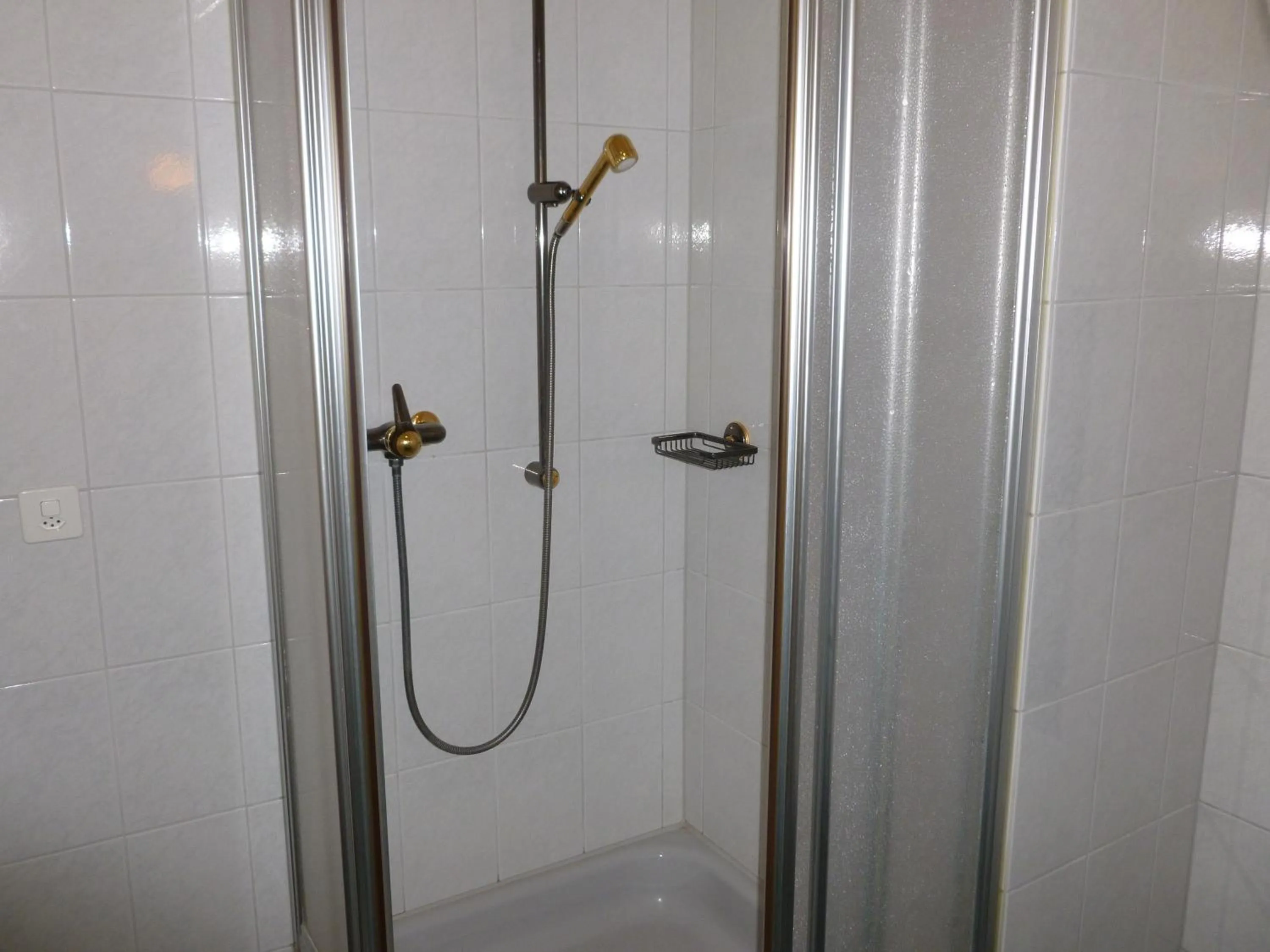 Shower in Hotel Restaurant Schiff
