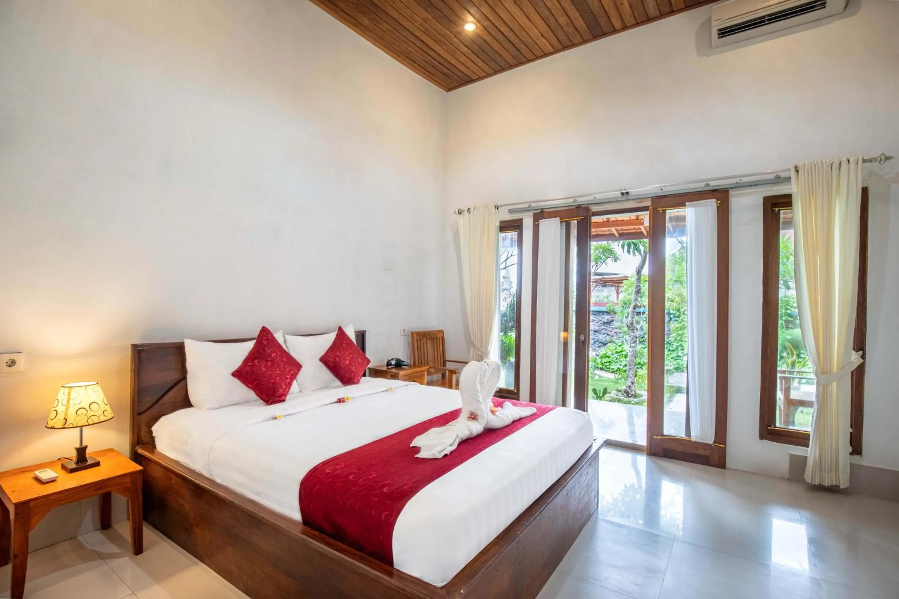 Bed in Swan Beach Inn